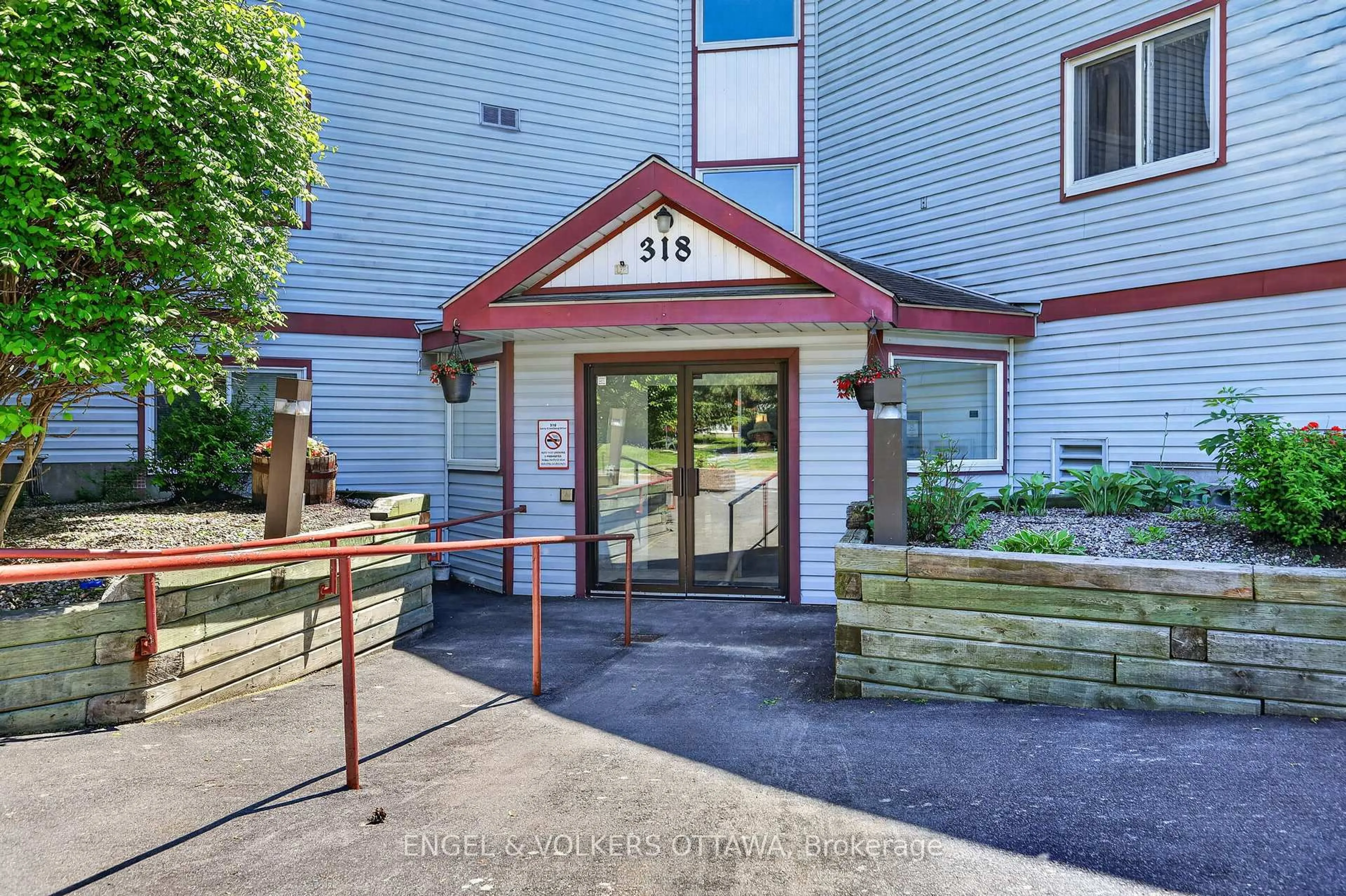 Indoor foyer for 318 Lorry Greenberg Dr #322, Ottawa Ontario K1T 2R5
