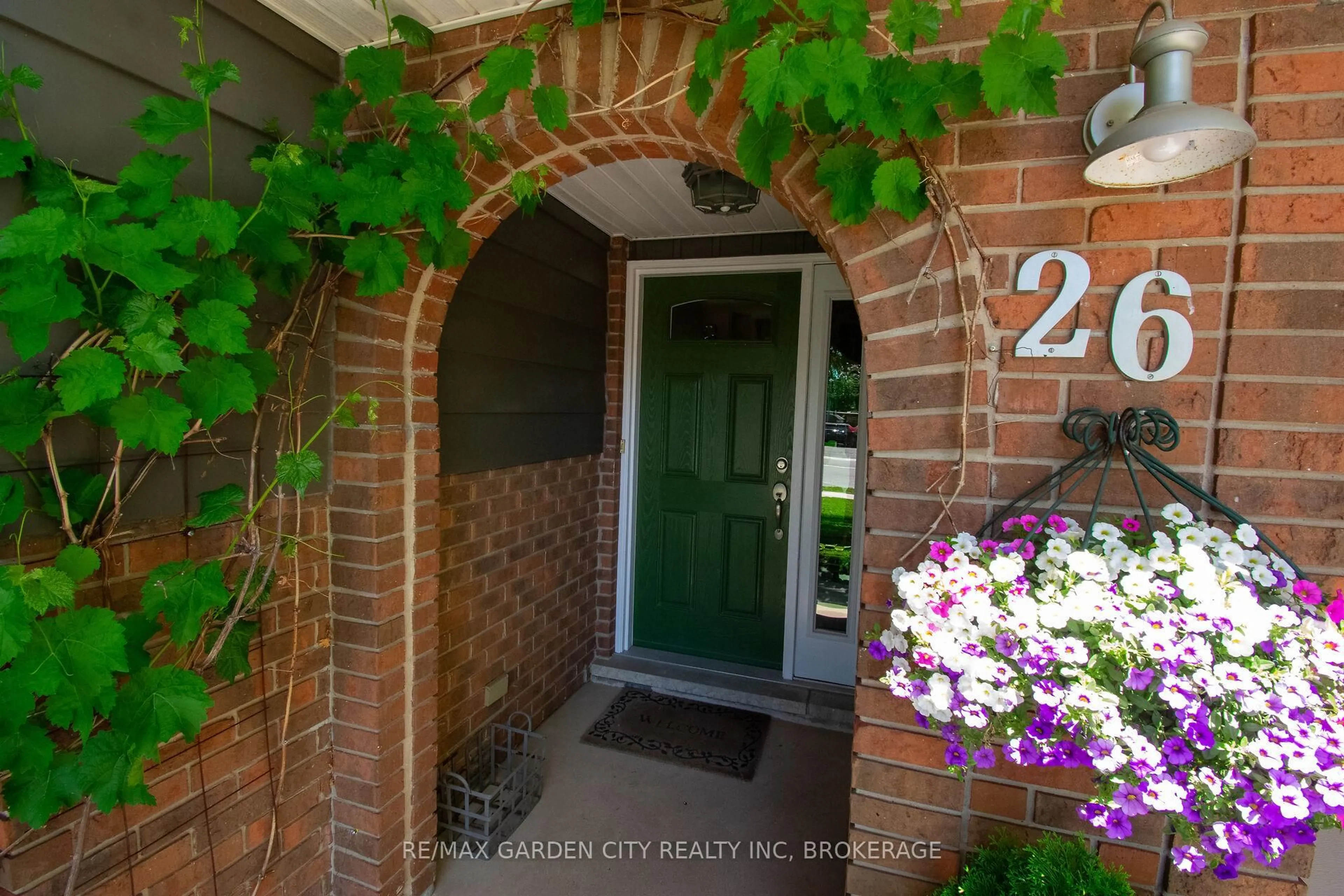 Indoor entryway for 26 Macoomb Dr, Welland Ontario L3C 5T9