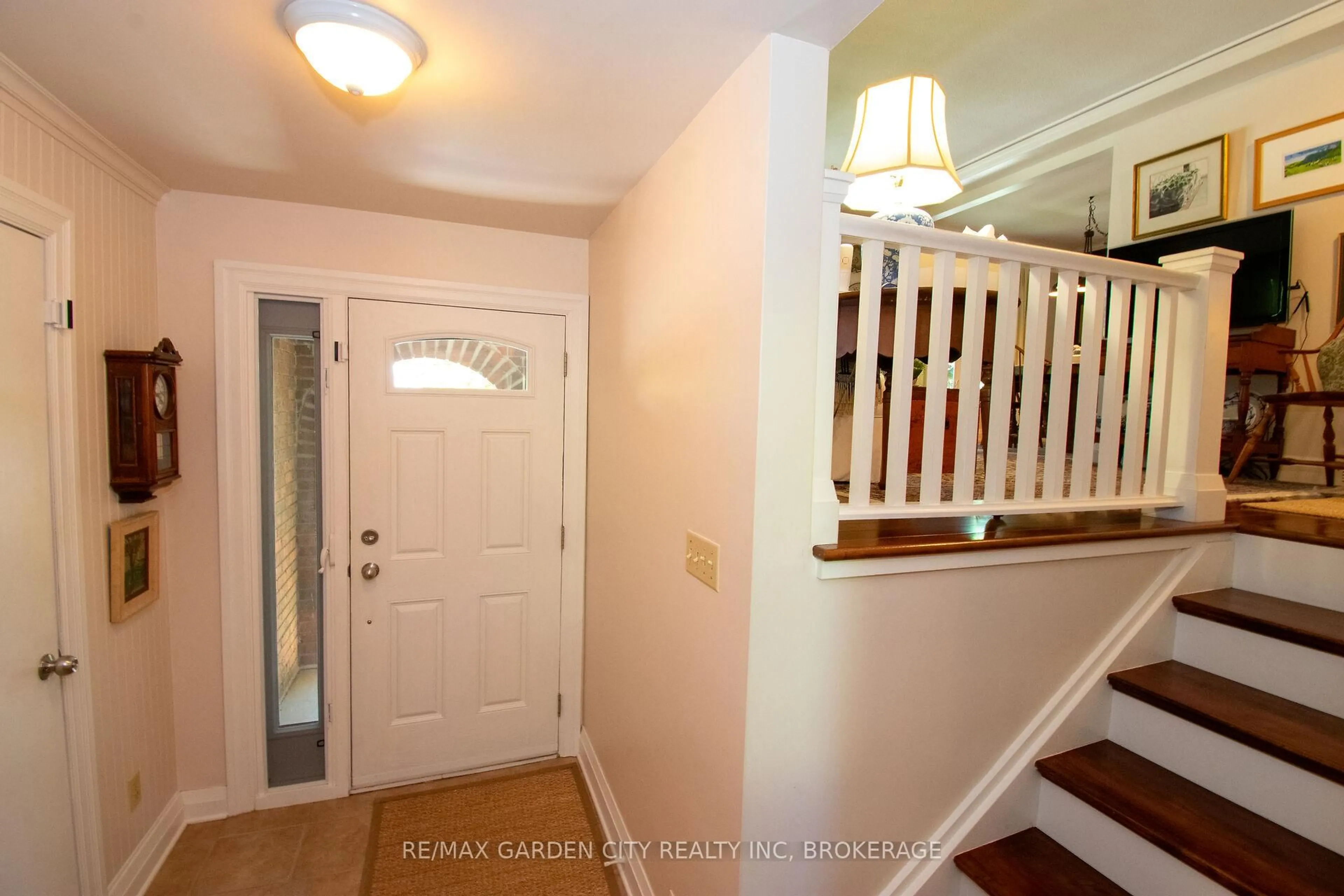 Indoor entryway for 26 Macoomb Dr, Welland Ontario L3C 5T9