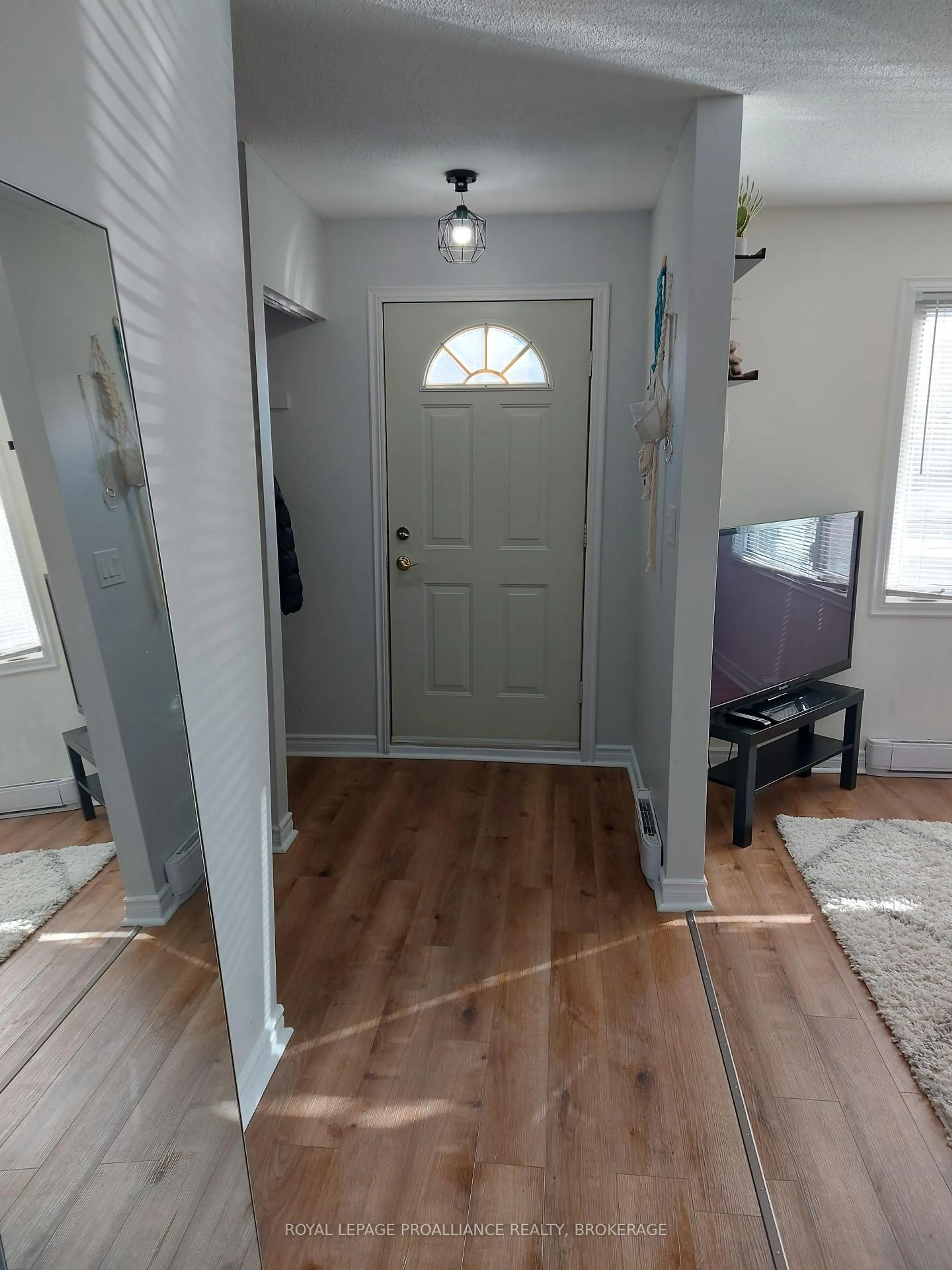 Indoor entryway for 15 Rosemund Cres, Kingston Ontario K7M 6Y8