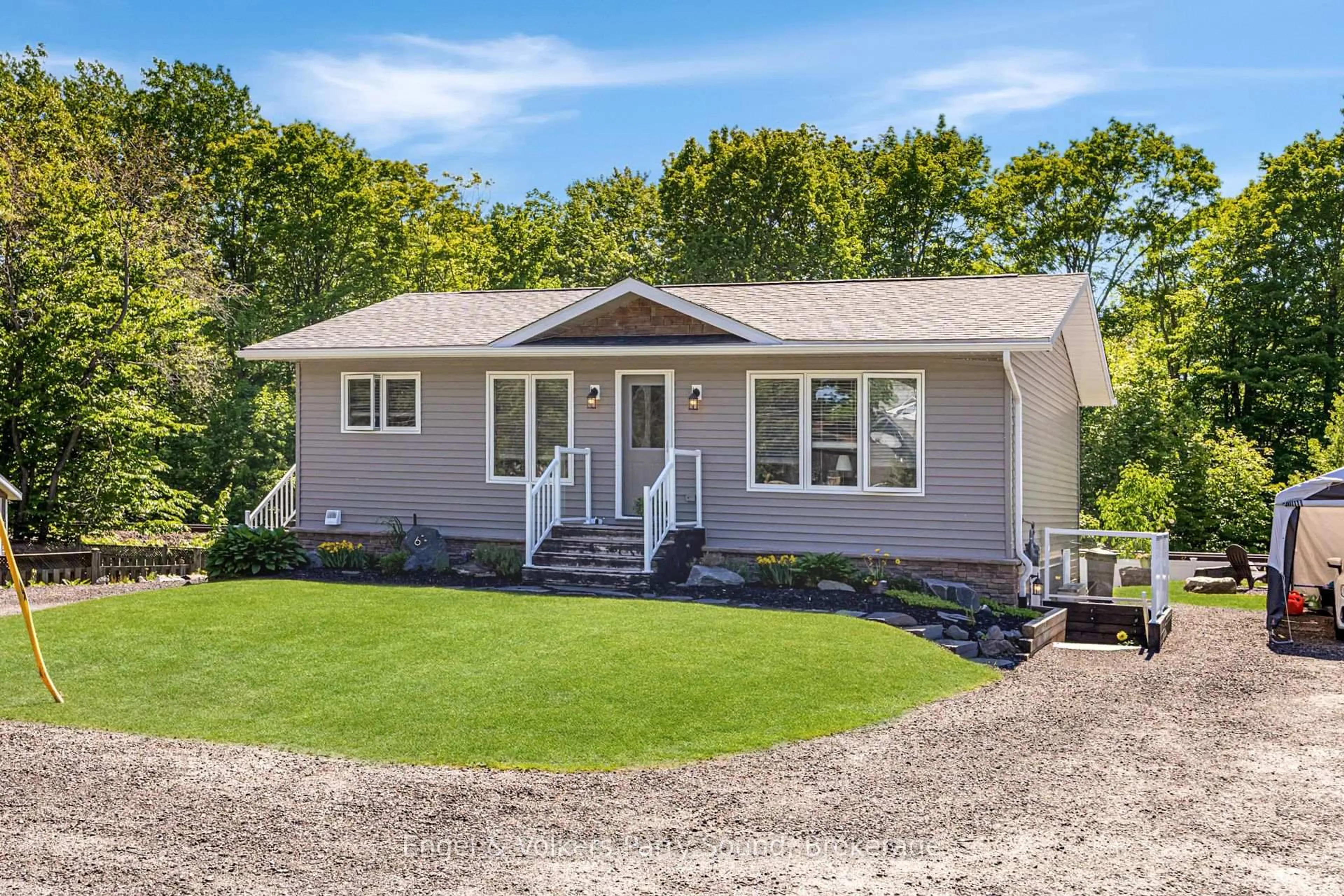 Home with vinyl exterior material, street for 6 Lawrence St, Parry Sound Ontario P2A 2E2