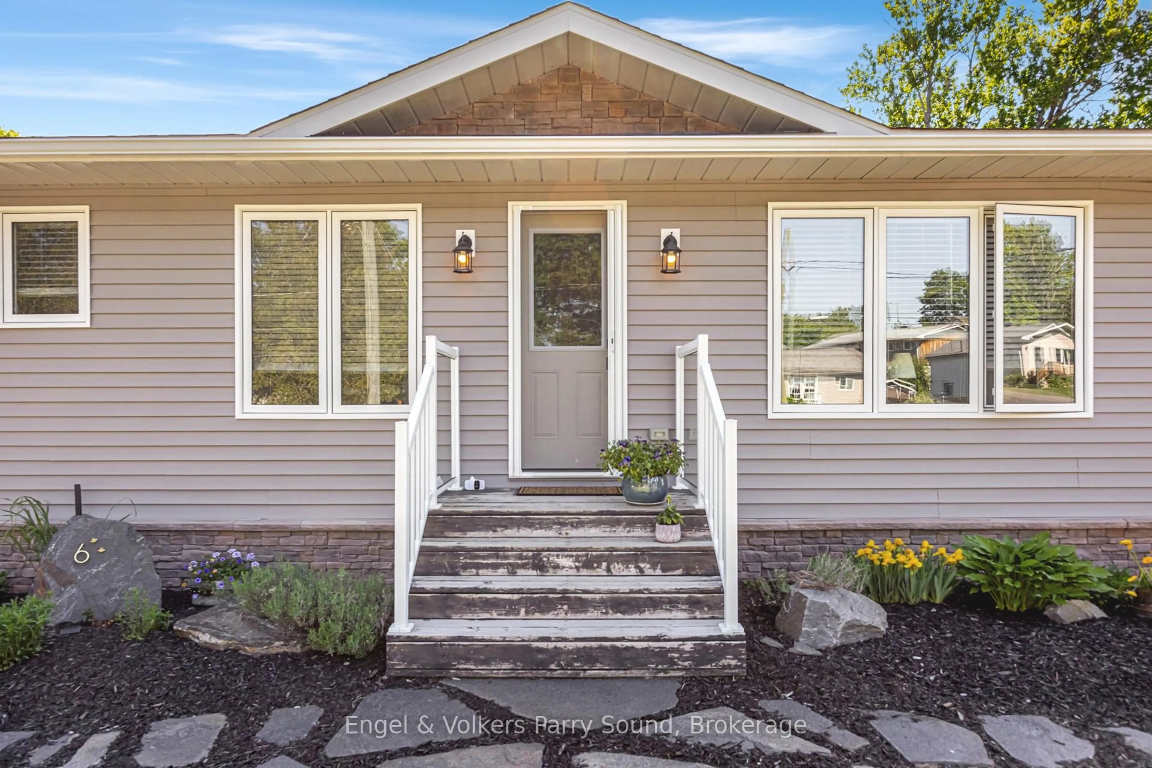 Home with vinyl exterior material, street for 6 Lawrence St, Parry Sound Ontario P2A 2E2