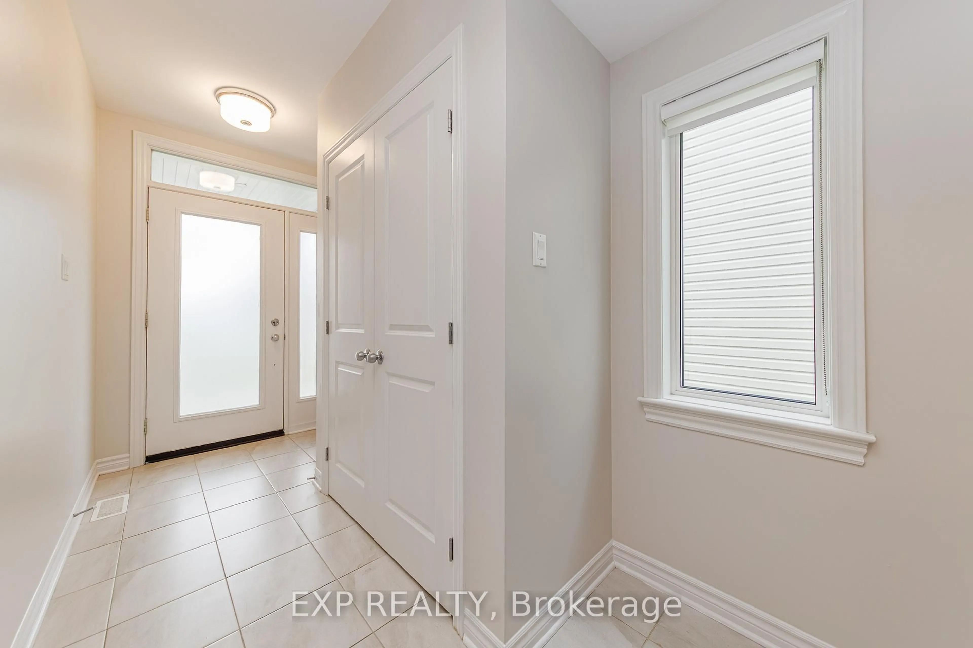 Indoor entryway for 196 Angelonia Cres, Ottawa Ontario K1T 0Y4