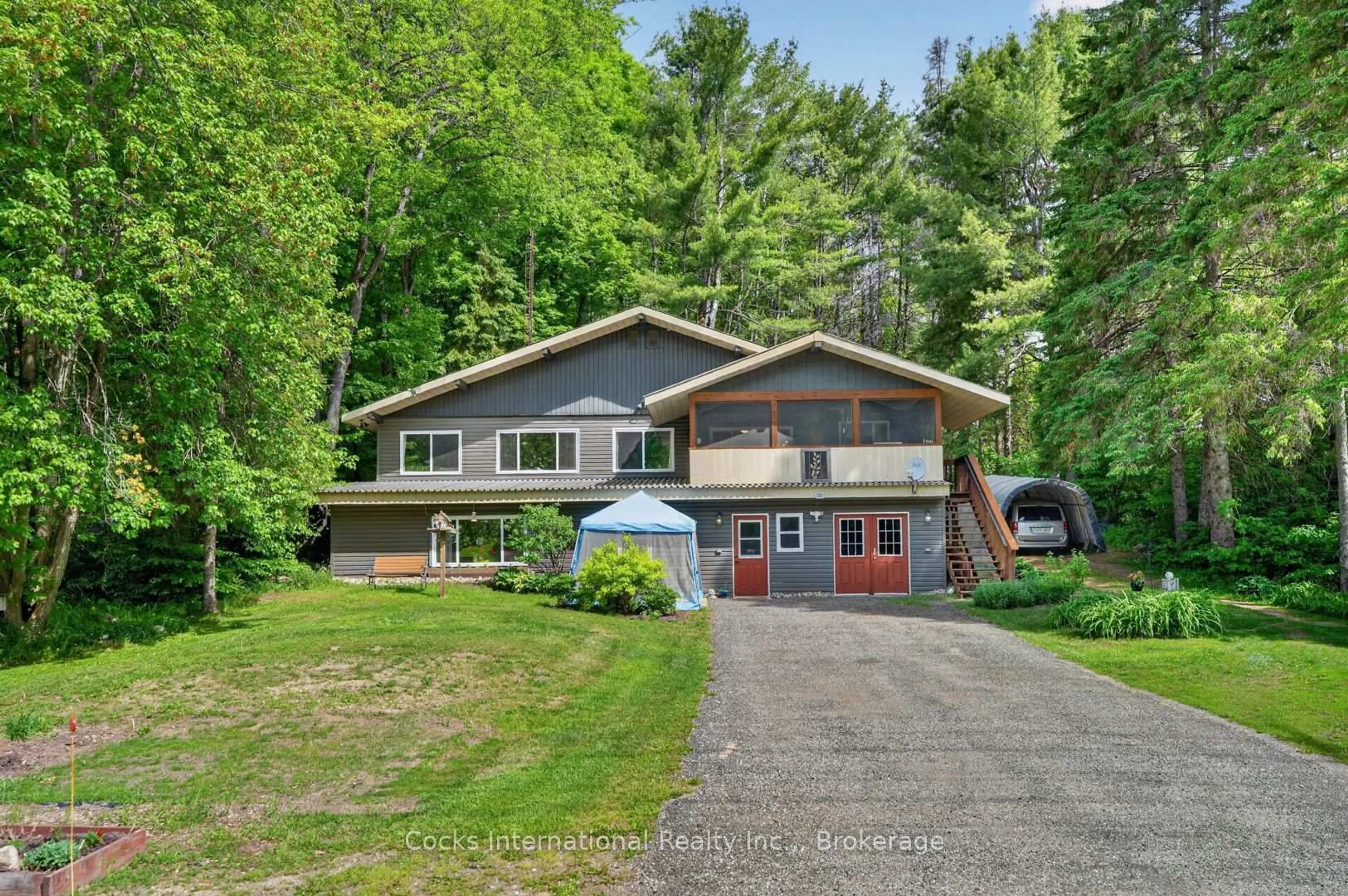 Home with vinyl exterior material, unknown for 306 Highway 141 Highway, Huntsville Ontario P0B 1M0