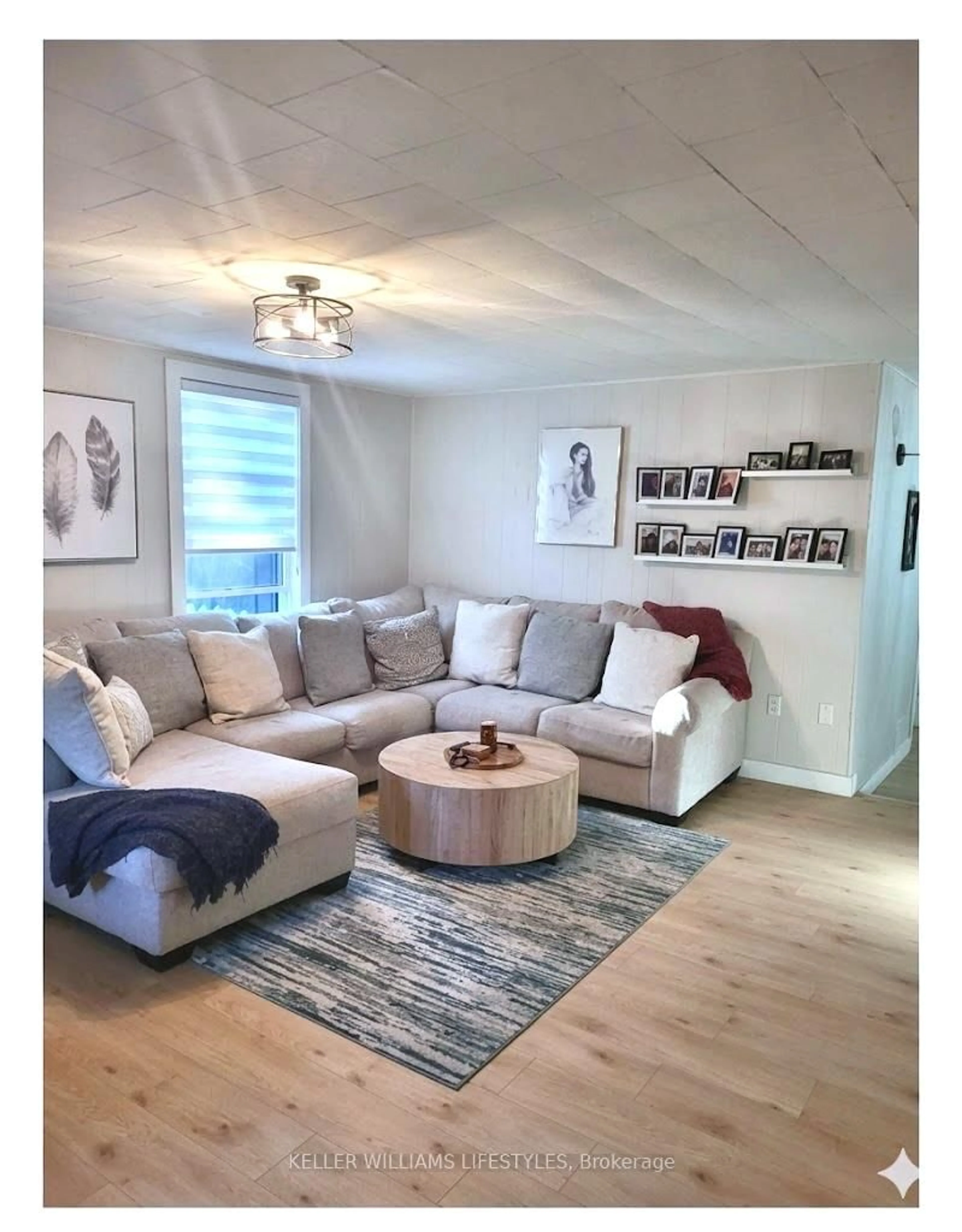 Living room with furniture, wood/laminate floor for 2 OPECHEE St, St. Thomas Ontario N5R 1V9