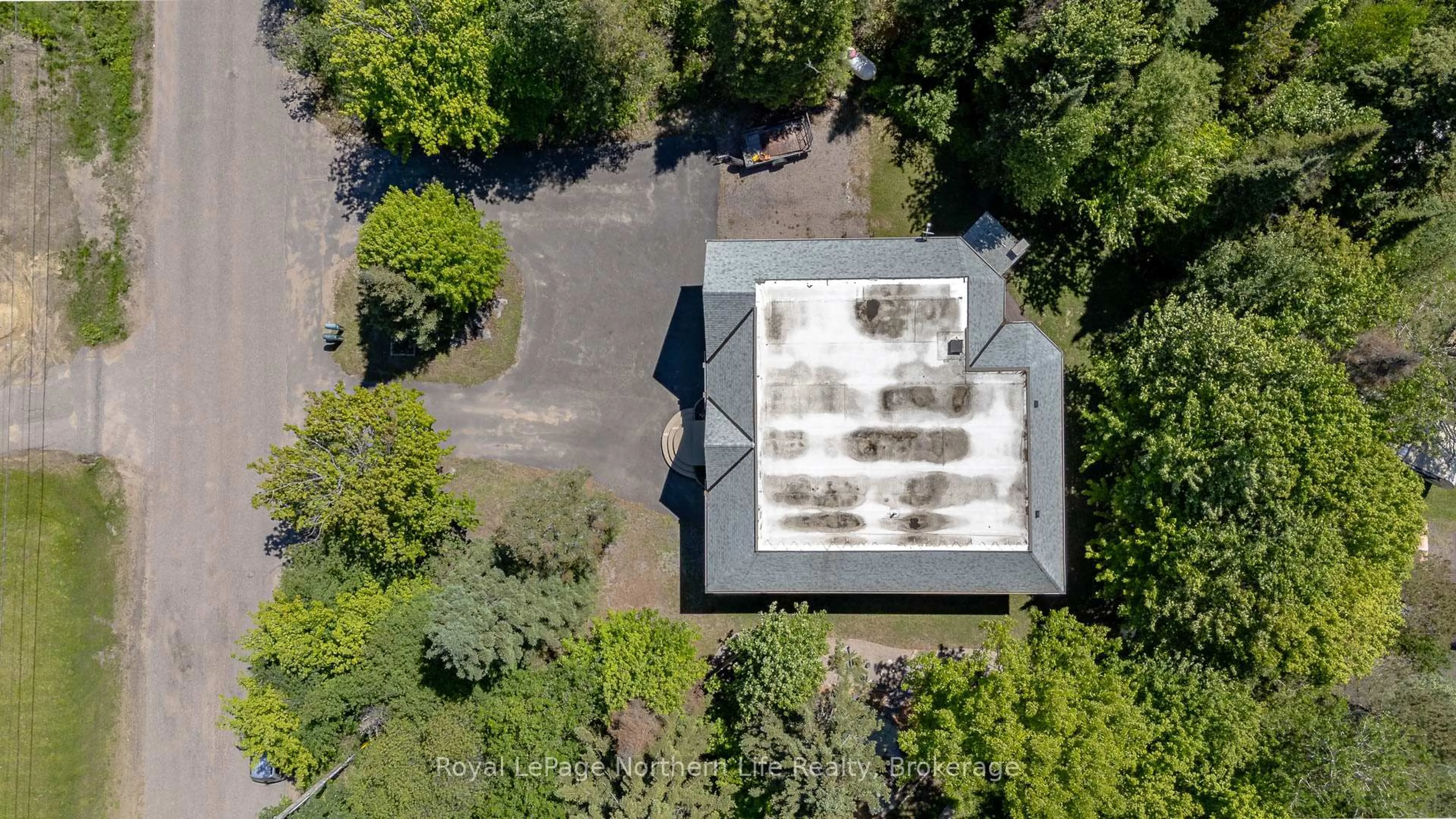 A pic from outside/outdoor area/front of a property/back of a property/a pic from drone, building for 421 Collins Dr, North Bay Ontario P1B 8G3