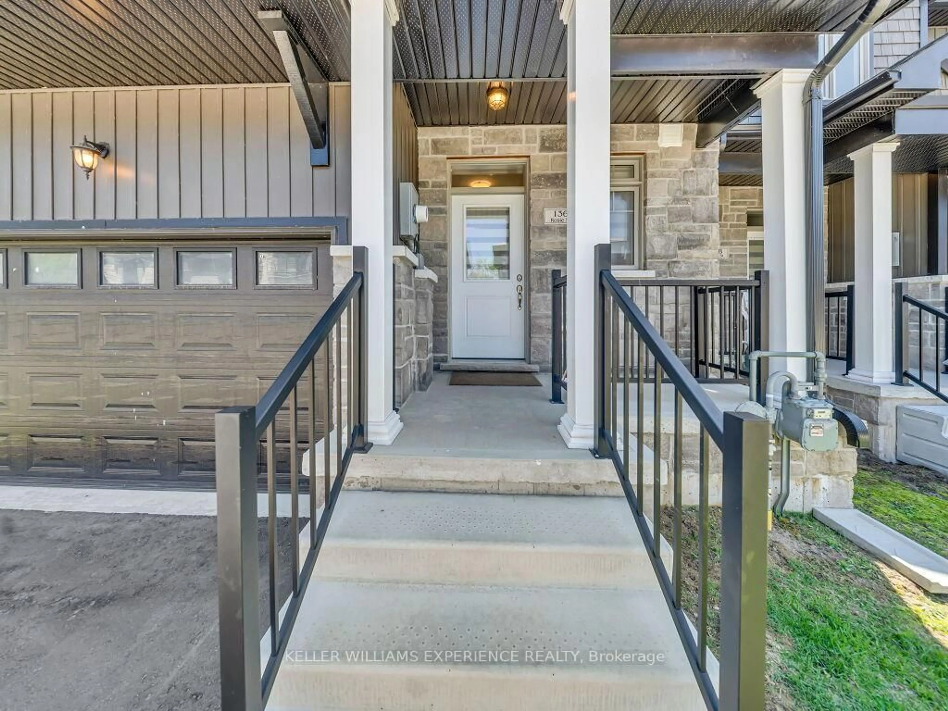 Indoor entryway for 136 Rosie St, Blue Mountains Ontario N0H 1J0