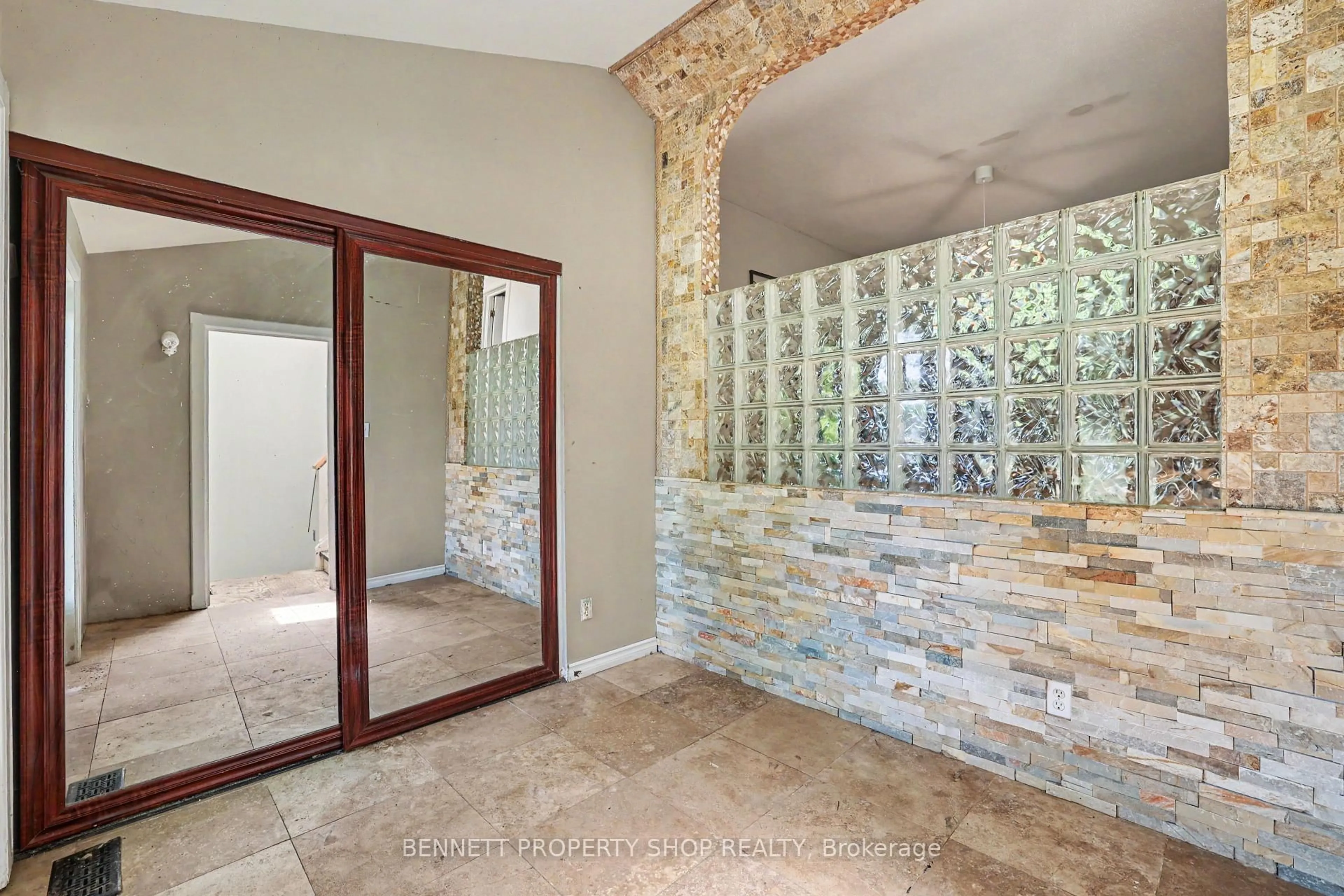 Indoor foyer for 110 Manion Rd, Carp Ontario K0A 1L0