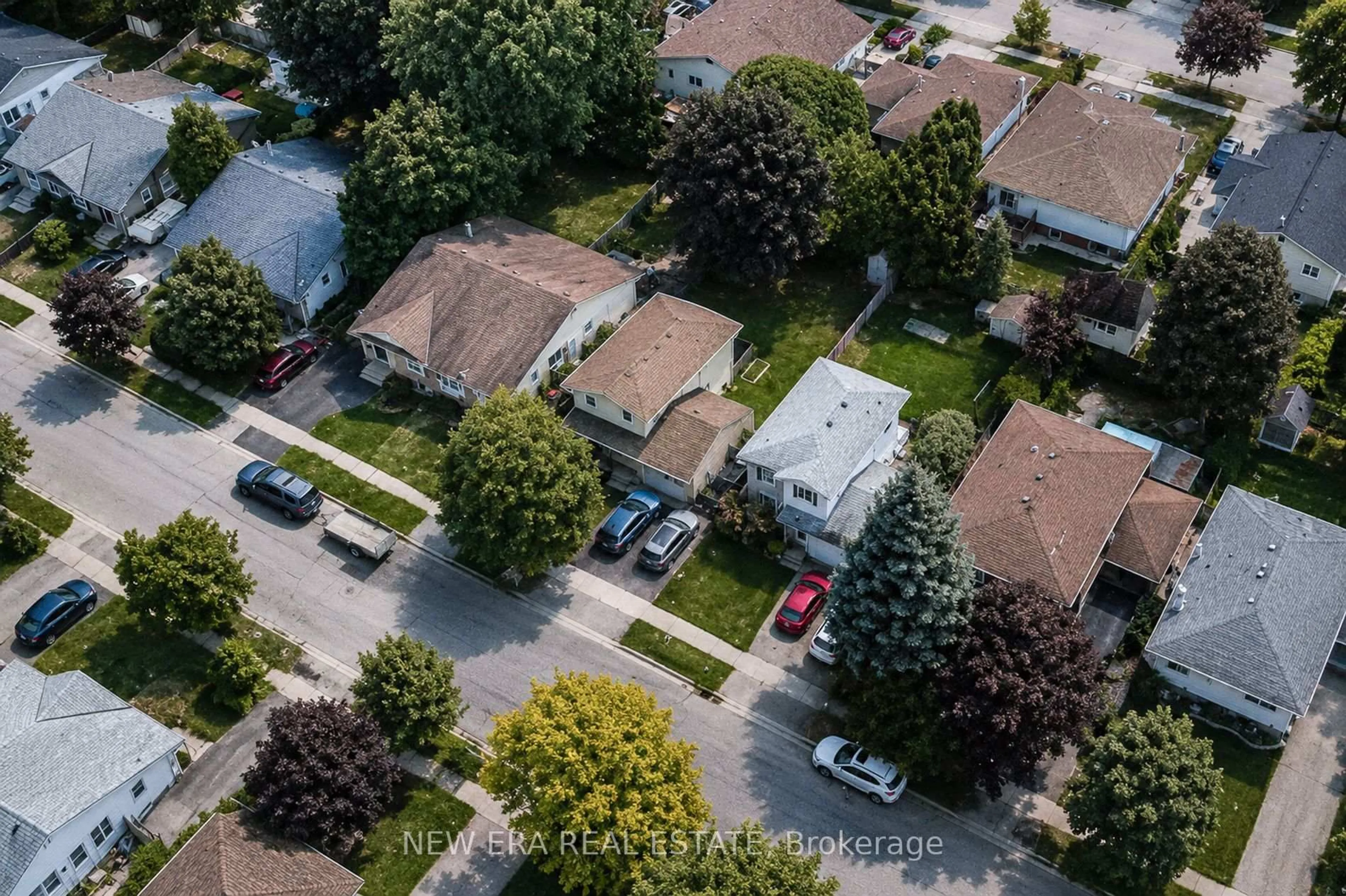 A pic from outside/outdoor area/front of a property/back of a property/a pic from drone, street for 23 Sulky Rd, Brantford Ontario N3P 1K1