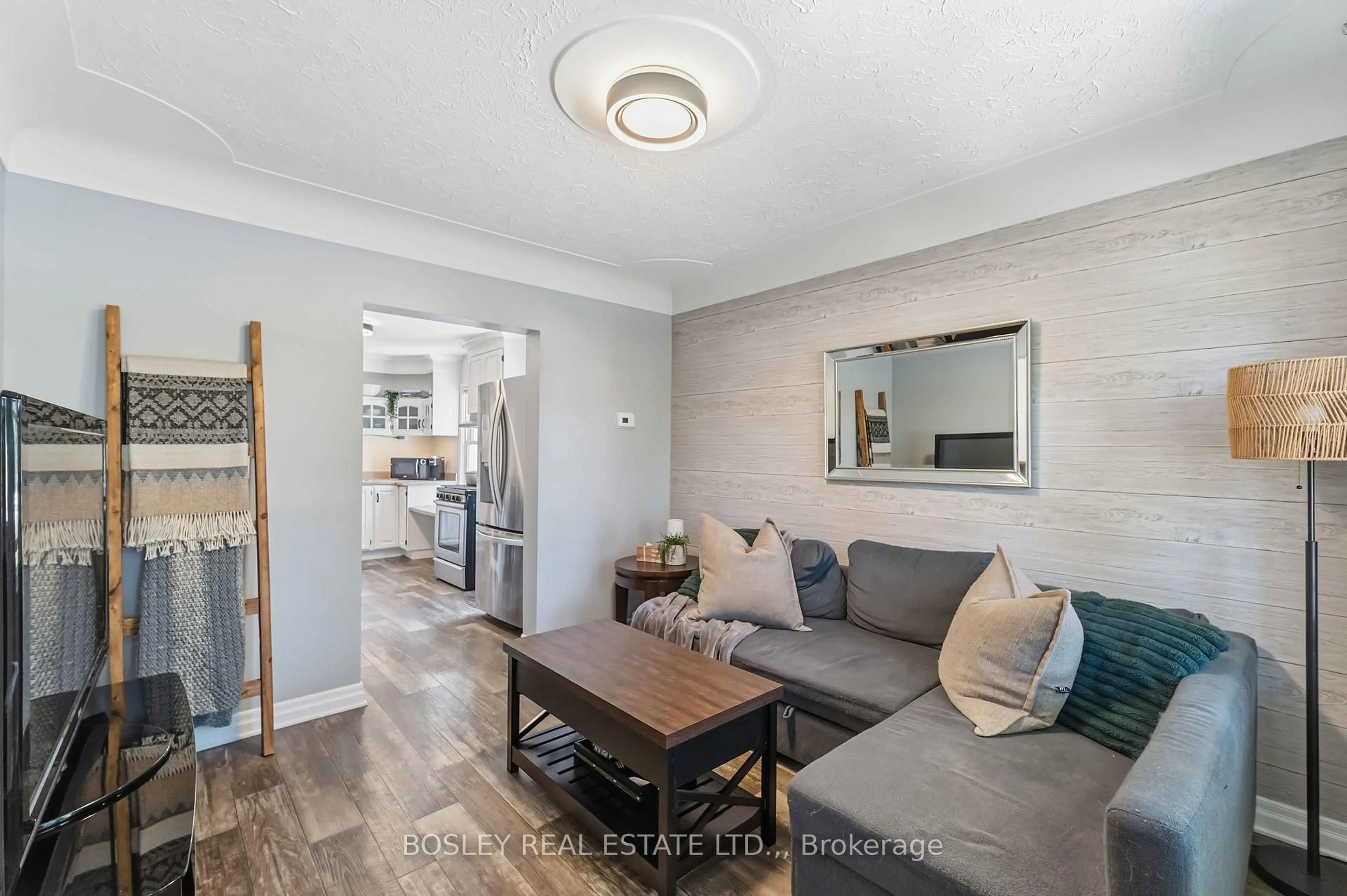 Living room with furniture, wood/laminate floor for 116 Haig St, St. Catharines Ontario L2R 6L2