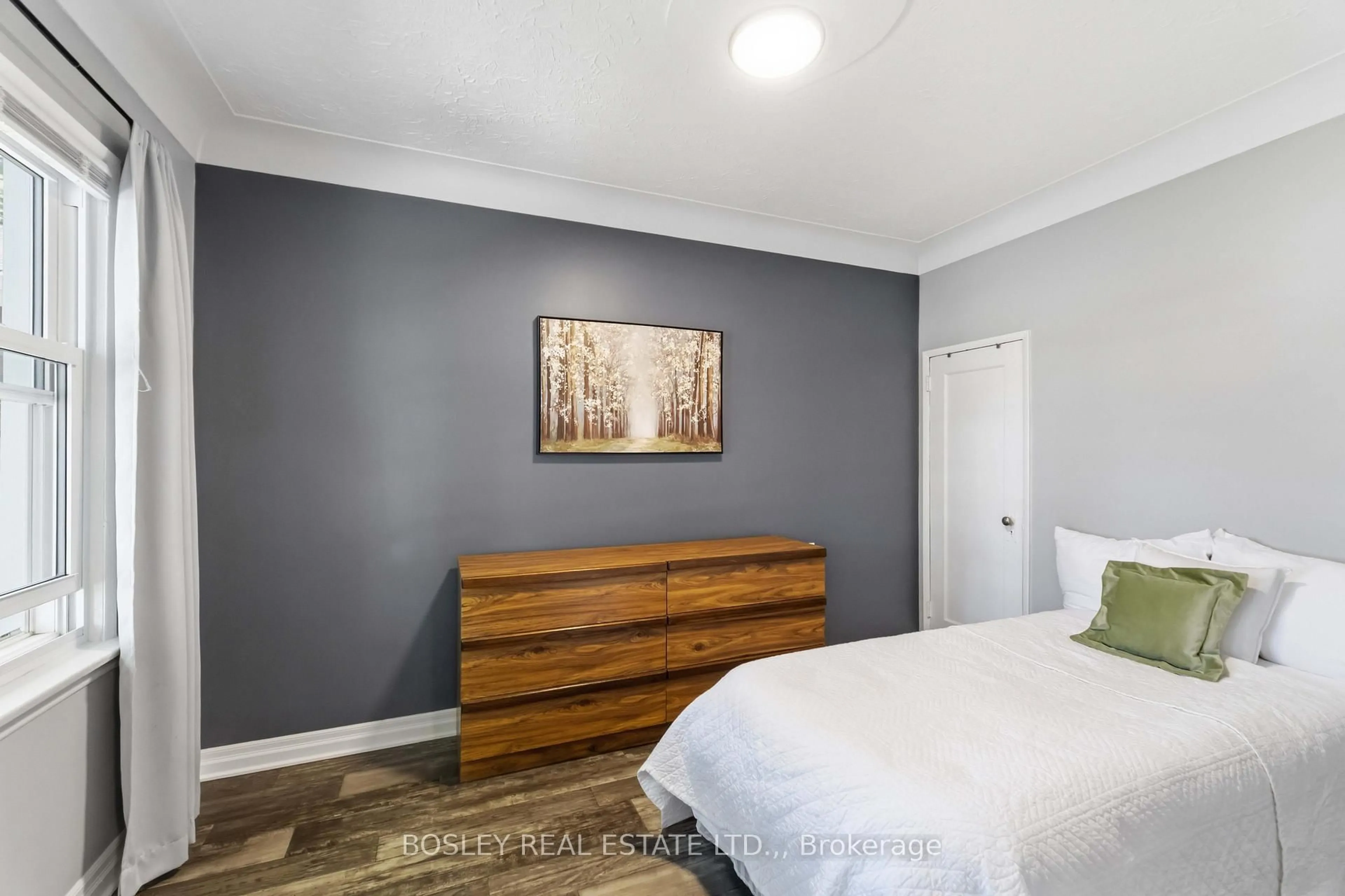 Bedroom with bed, wood/laminate floor for 116 Haig St, St. Catharines Ontario L2R 6L2