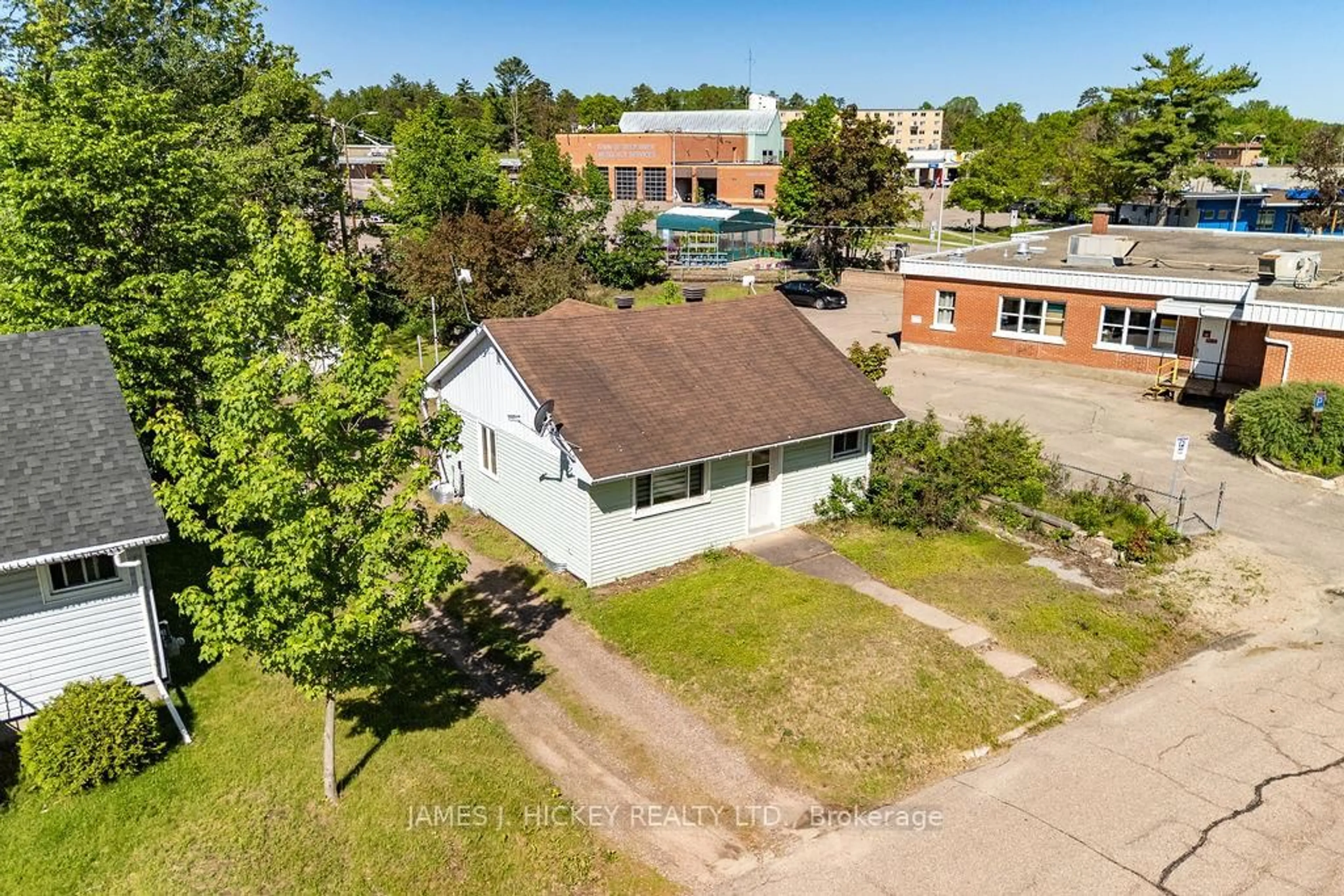 A pic from outside/outdoor area/front of a property/back of a property/a pic from drone, building for 6 Hillcrest Ave, Deep River Ontario K0J 1P0