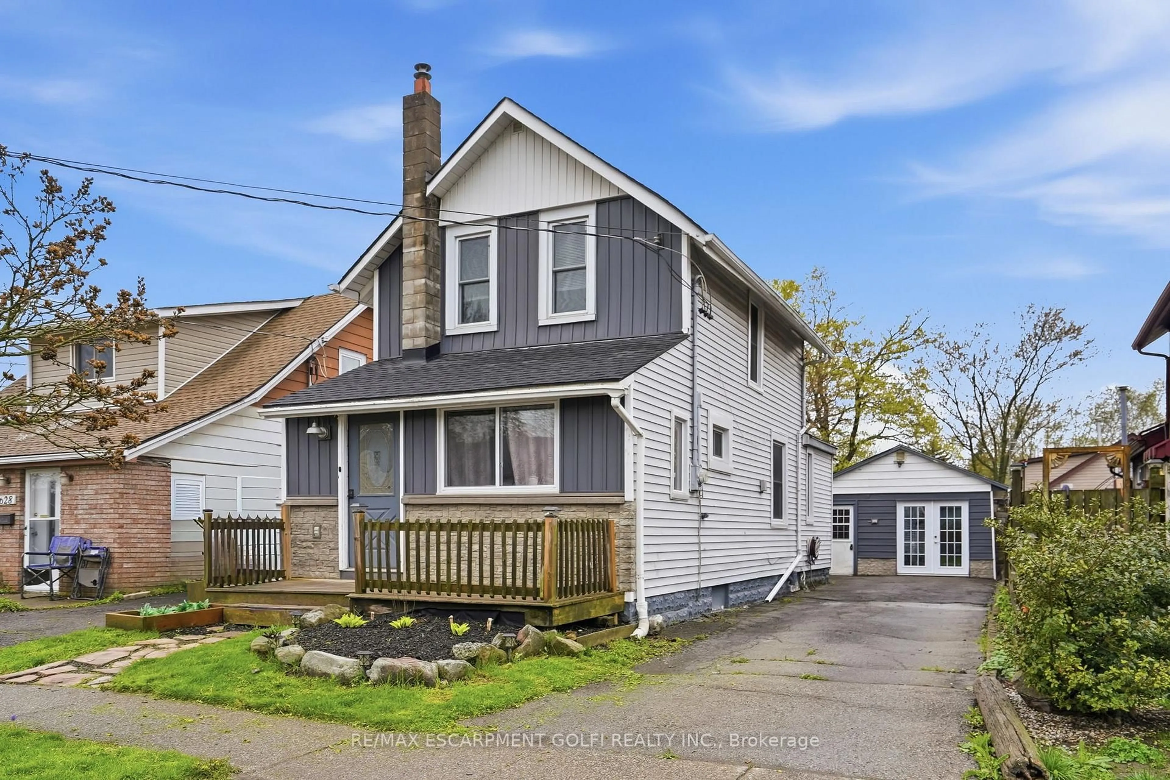 Home with vinyl exterior material, street for 632 Steele St, Port Colborne Ontario L3K 4Y7