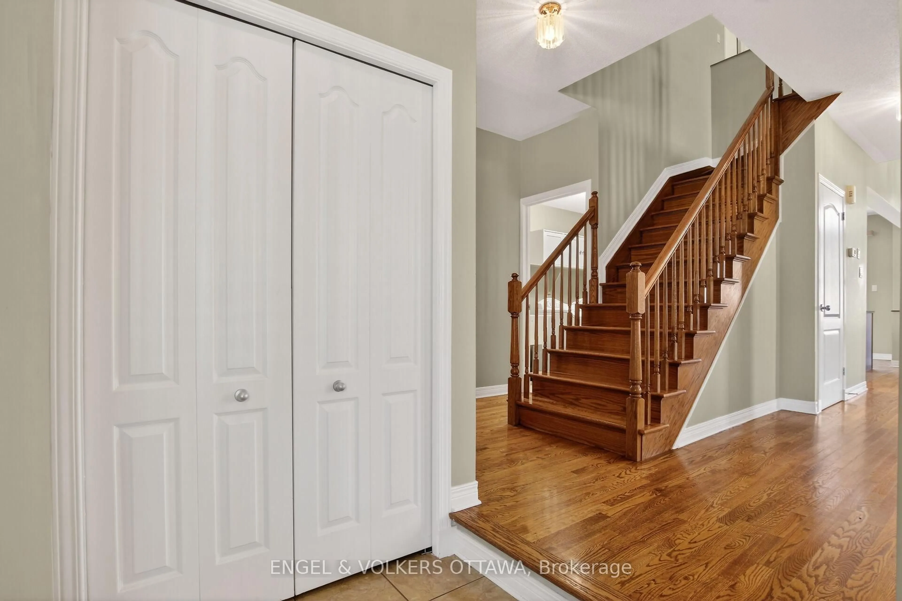 Indoor entryway for 120 Portrush Ave, Ottawa Ontario K2J 5J2