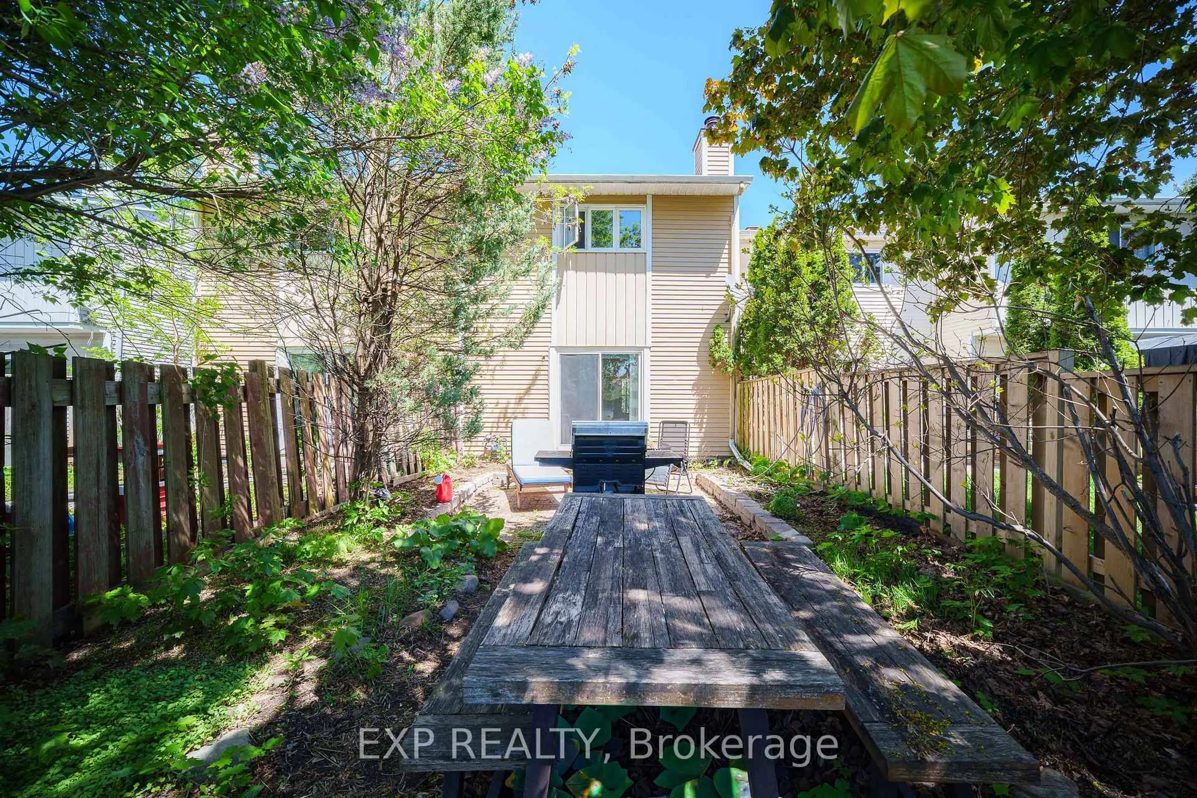 A pic from outside/outdoor area/front of a property/back of a property/a pic from drone, street for 6431 Timothy Crt, Orleans Ontario K1C 3E5