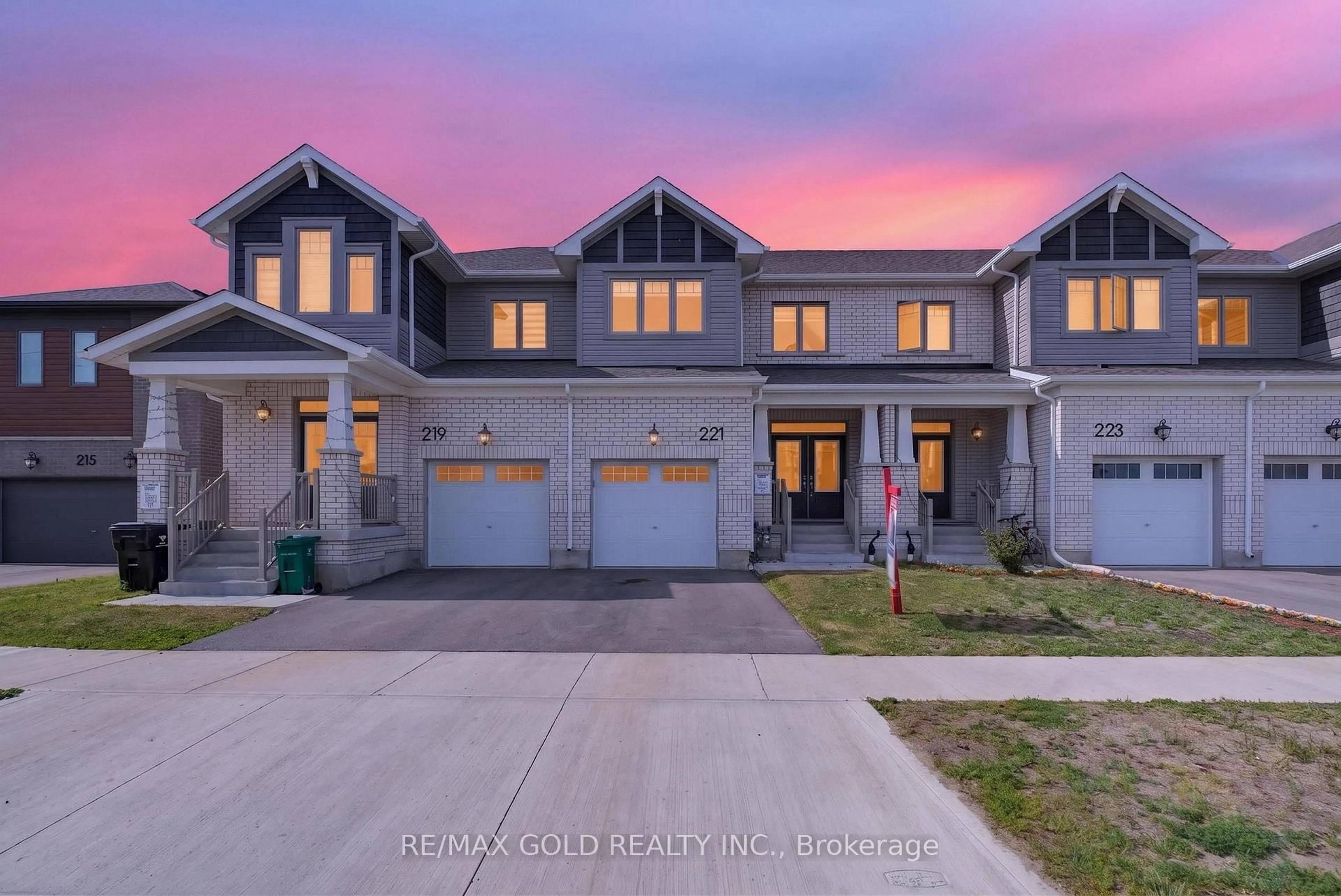 A pic from outside/outdoor area/front of a property/back of a property/a pic from drone, street for 221 Histand Tr, Kitchener Ontario N2R 0S3
