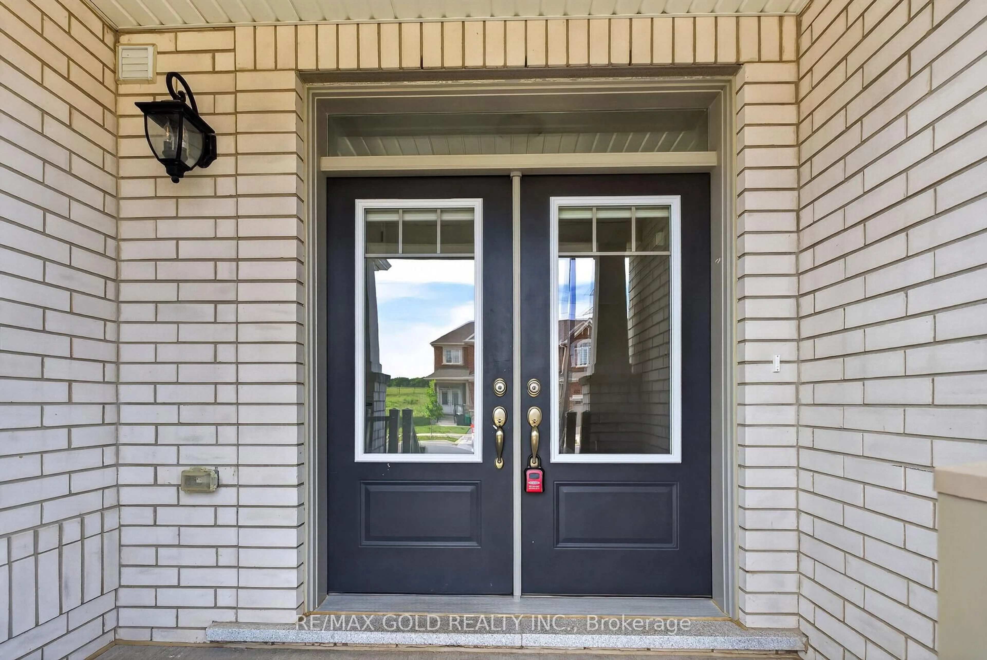 Indoor entryway for 221 Histand Tr, Kitchener Ontario N2R 0S3