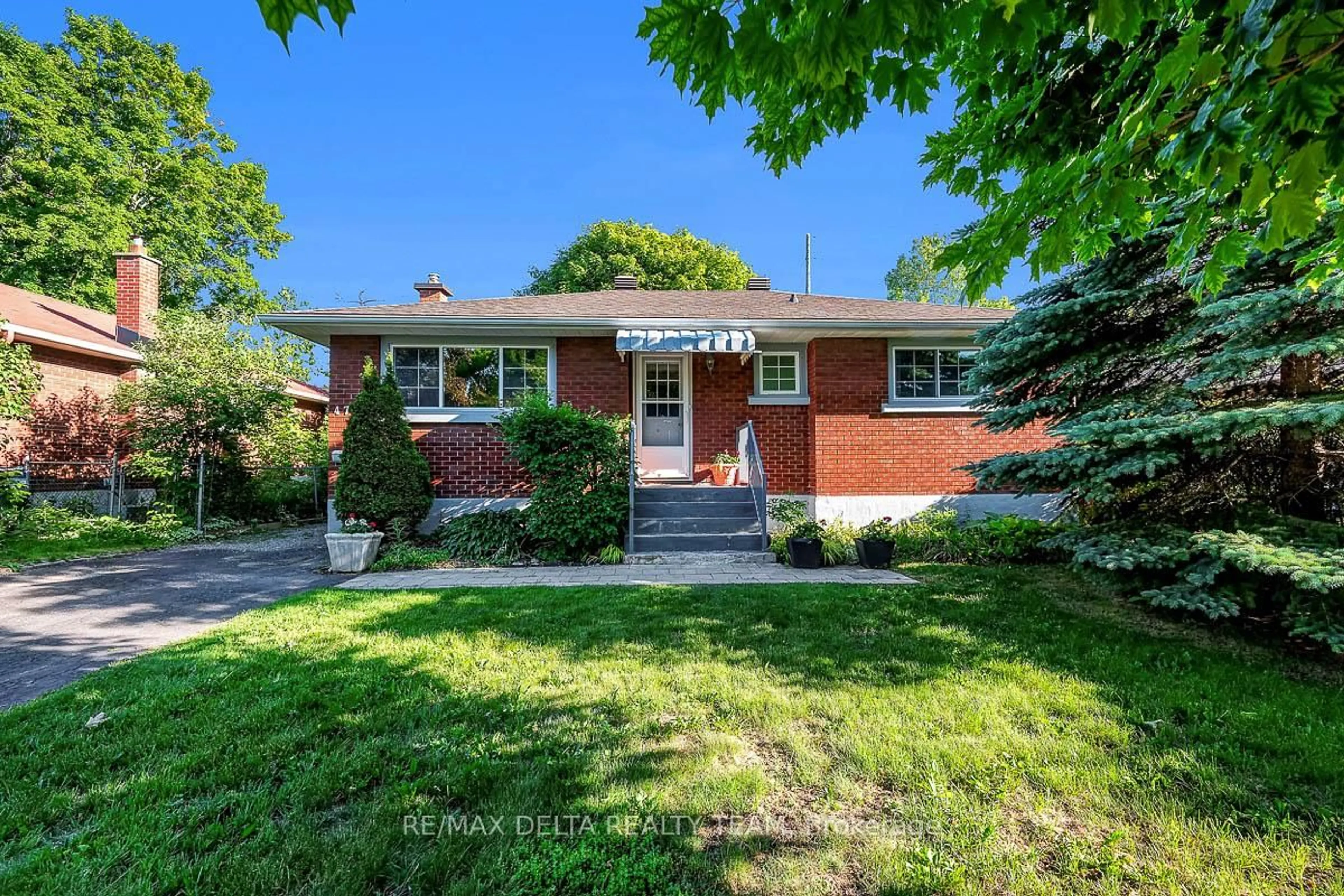 Home with brick exterior material, street for 478 Lawson Ave, Ottawa Ontario K1K 1R5