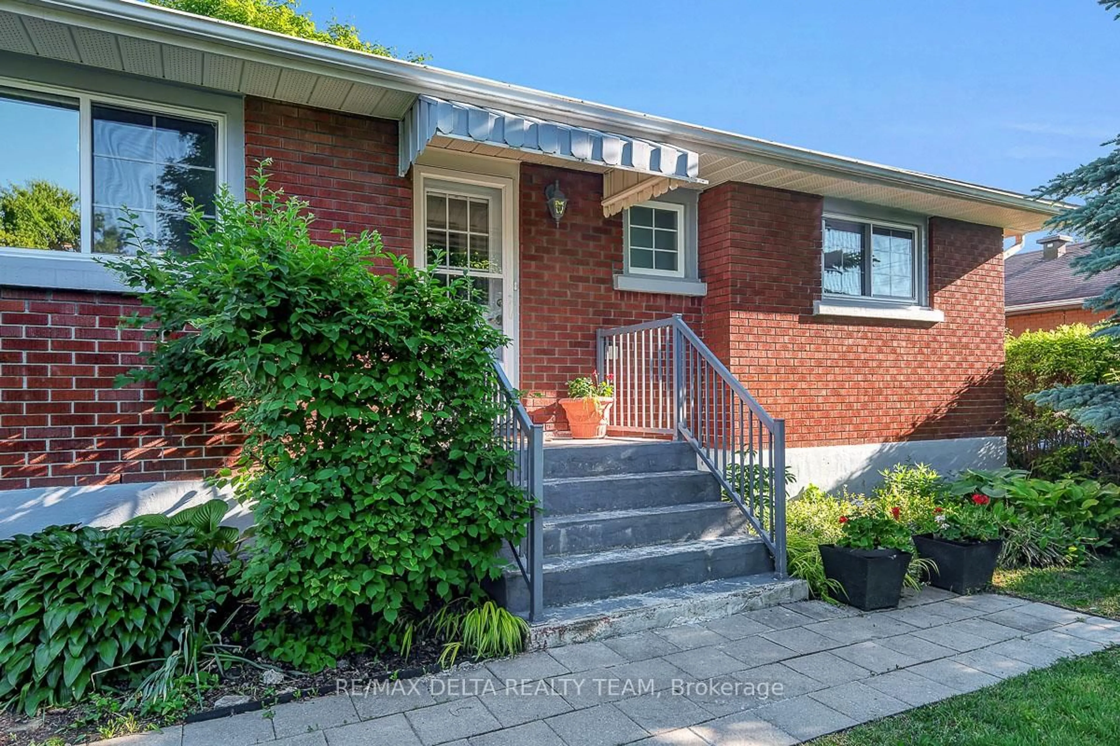 Home with brick exterior material, street for 478 Lawson Ave, Ottawa Ontario K1K 1R5