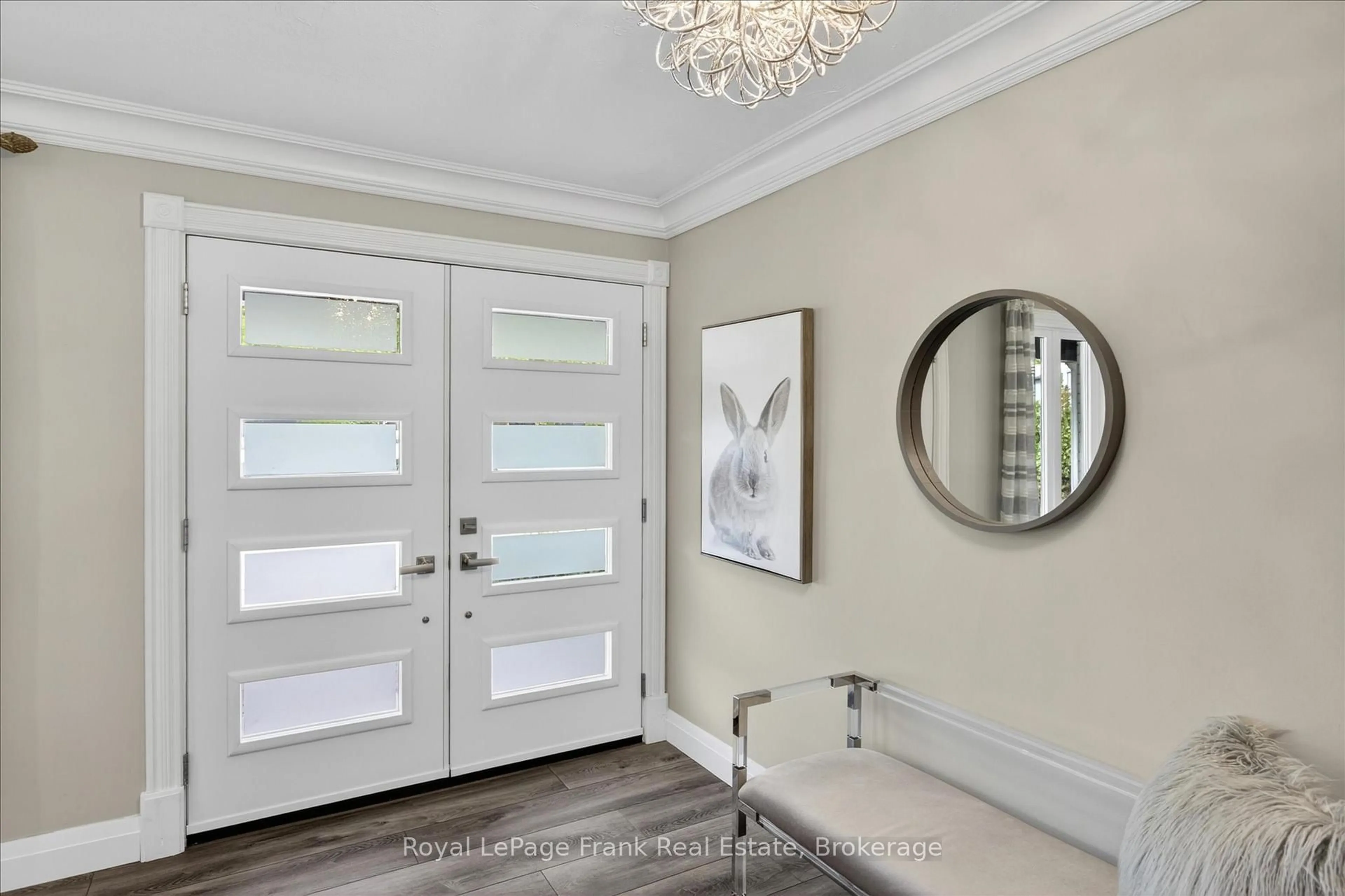 Indoor entryway for 959 Weller St, Peterborough Ontario K9J 4Y3