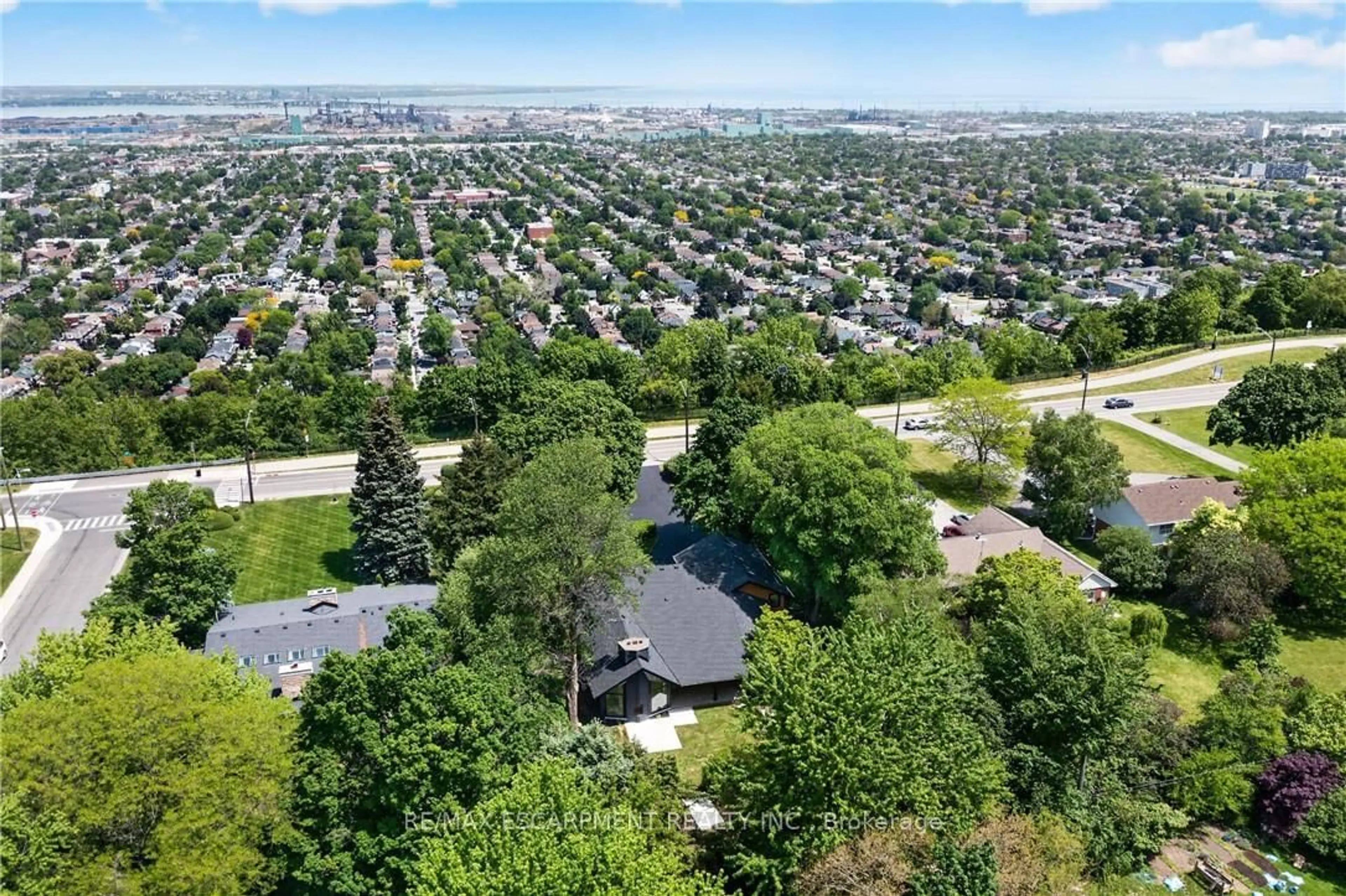 A pic from outside/outdoor area/front of a property/back of a property/a pic from drone, unknown for 274 Mountain Brow Blvd, Hamilton Ontario L8T 1A6