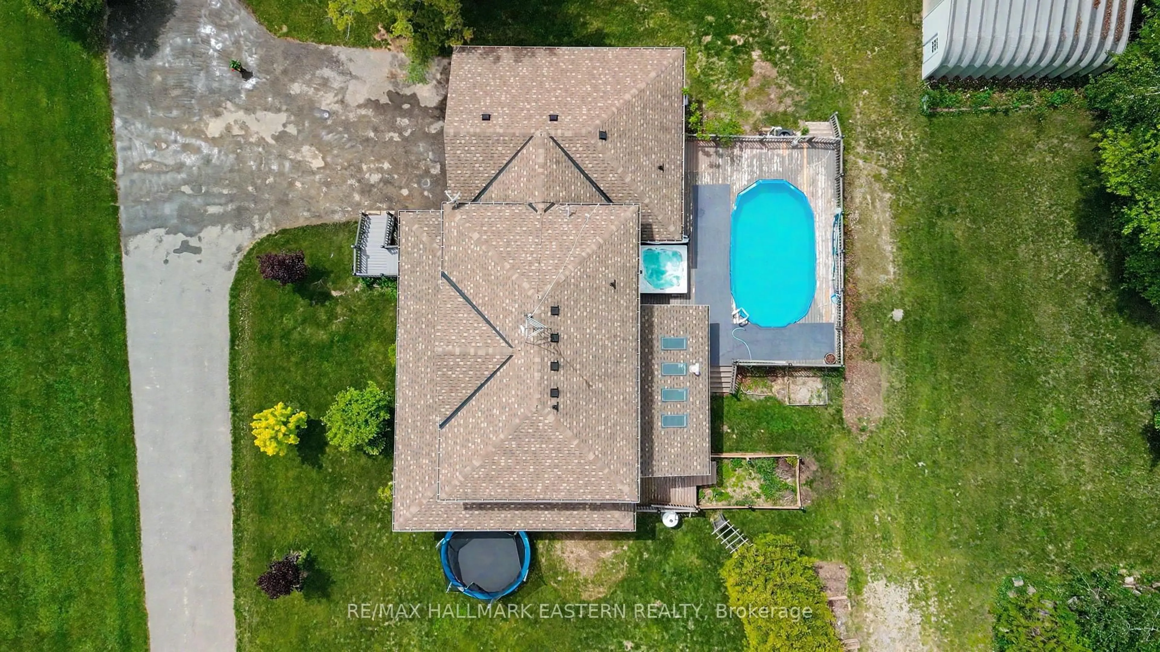 A pic from outside/outdoor area/front of a property/back of a property/a pic from drone, building for 4038 Spring Rd, Hamilton Township Ontario L1A 3V6