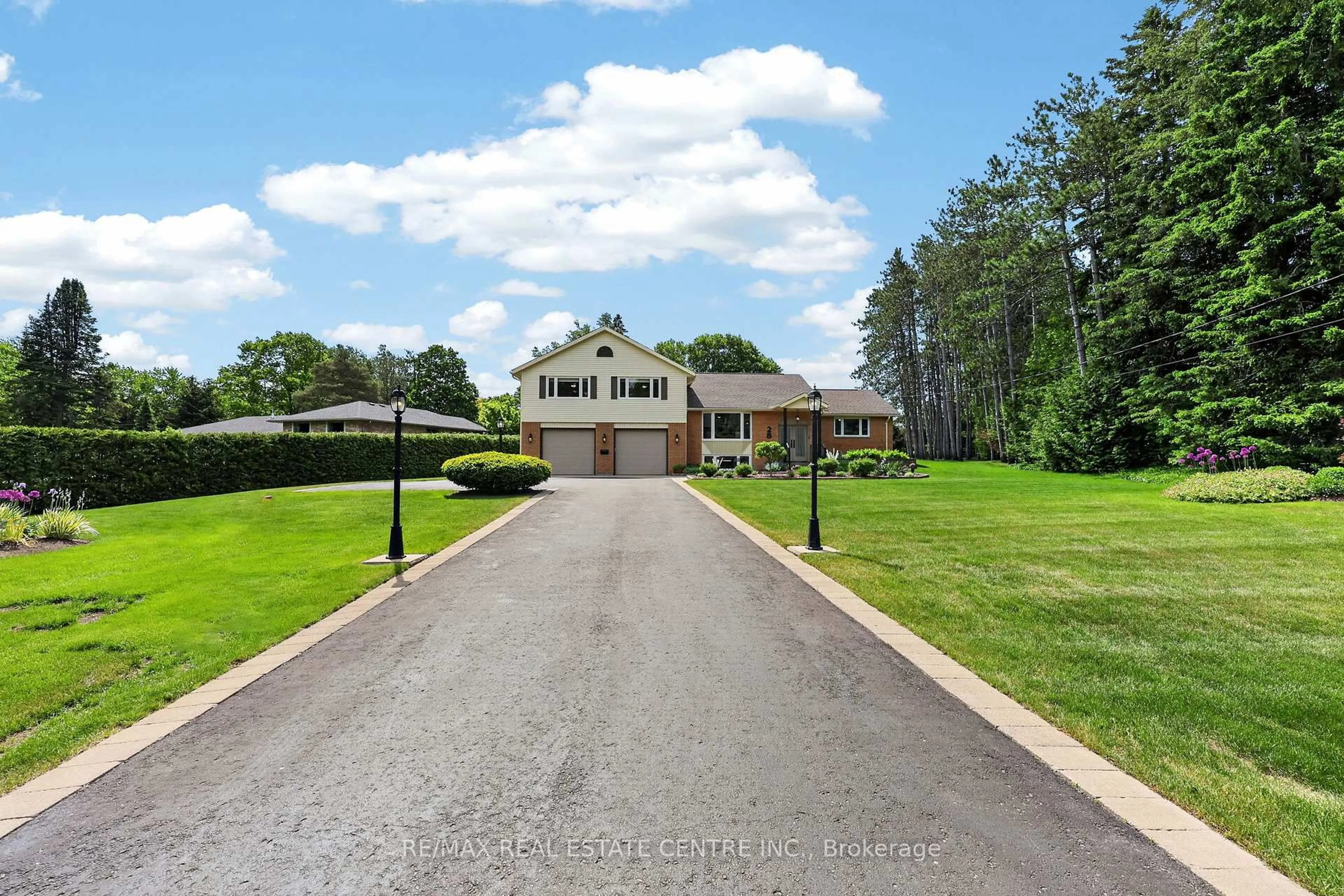 A pic from outside/outdoor area/front of a property/back of a property/a pic from drone, street for 28 Starrview Cres, Mono Ontario L9W 3B1