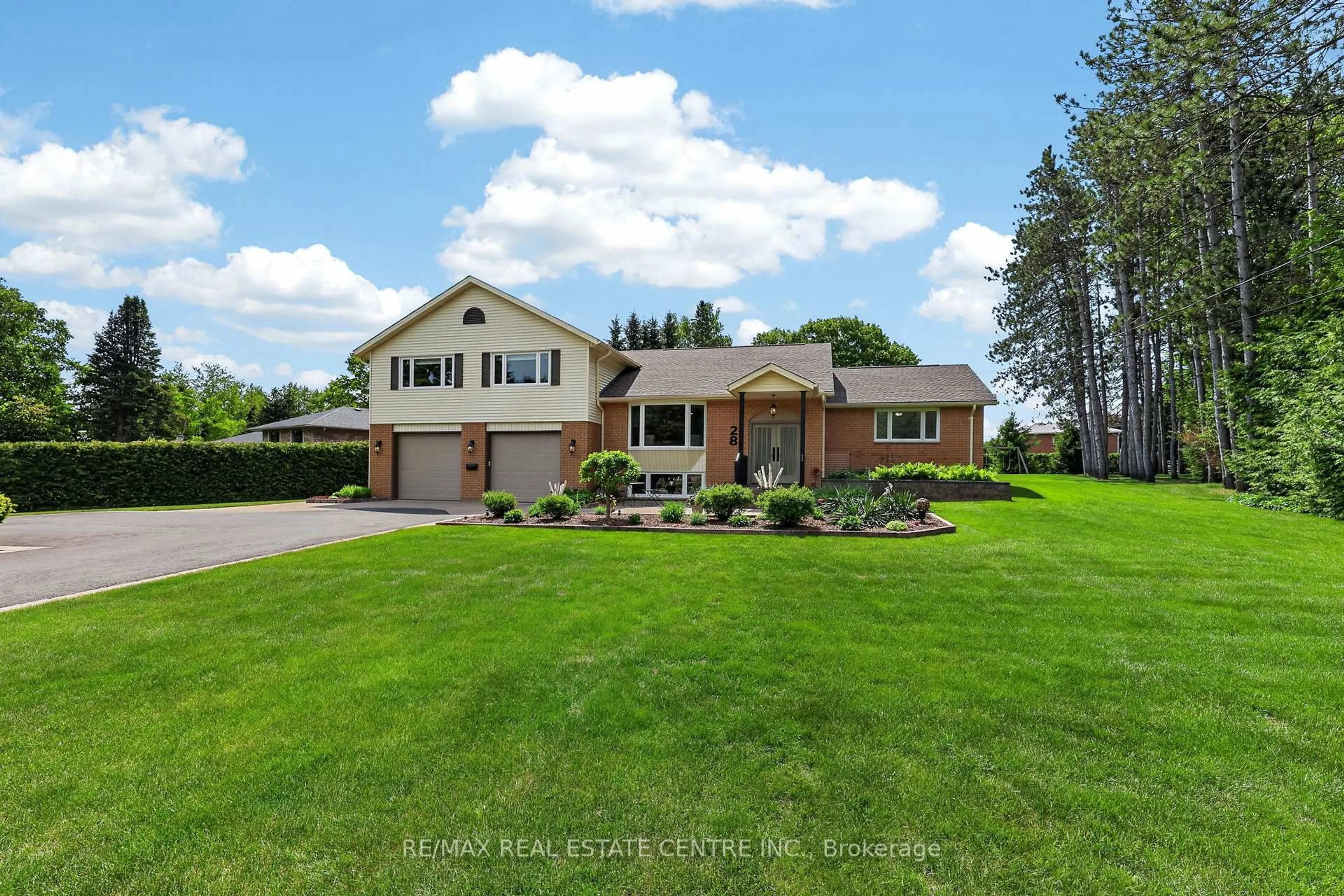 A pic from outside/outdoor area/front of a property/back of a property/a pic from drone, water/lake/river/ocean view for 28 Starrview Cres, Mono Ontario L9W 3B1