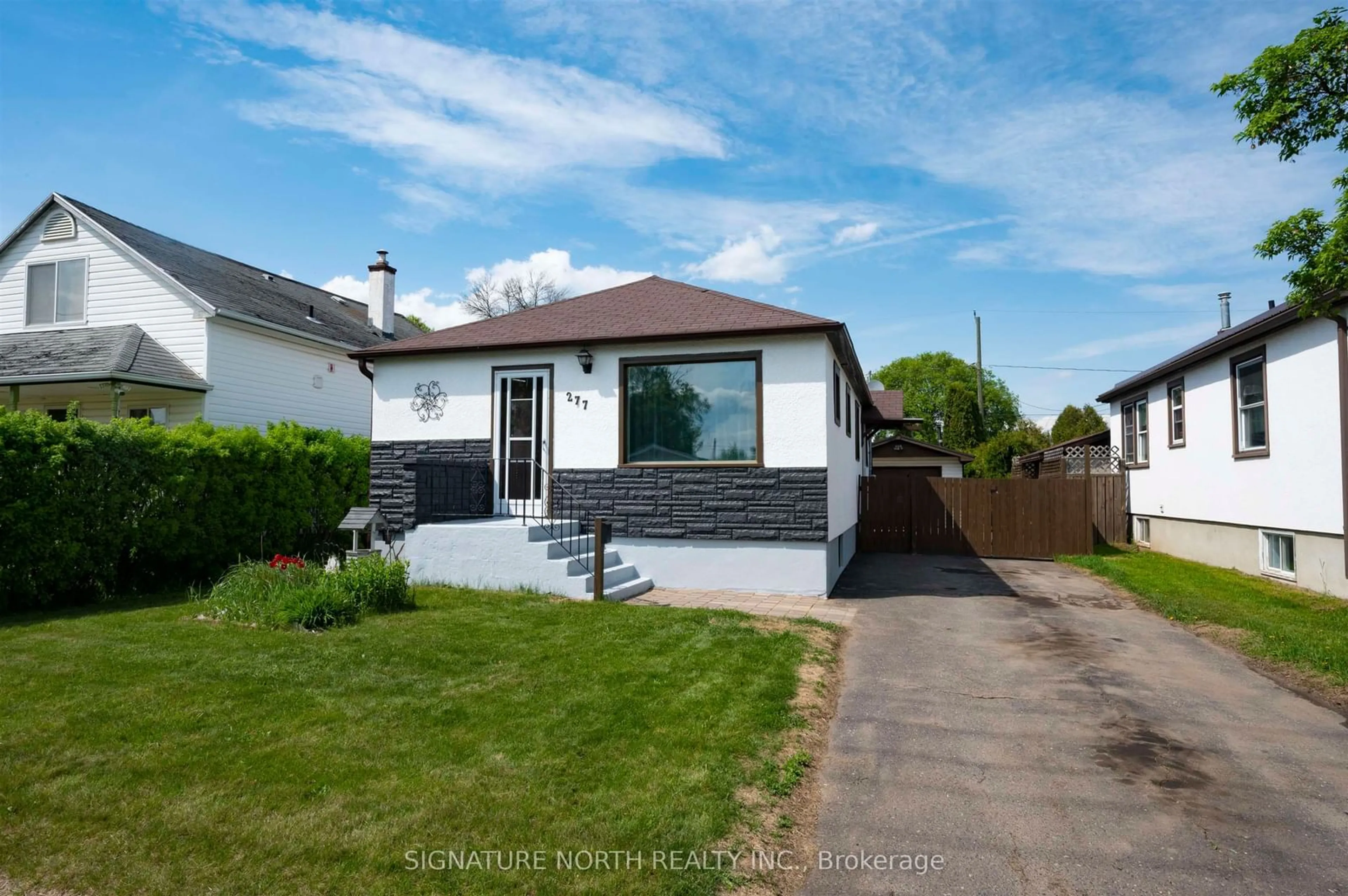 A pic from outside/outdoor area/front of a property/back of a property/a pic from drone, street for 277 Mary Street East, Thunder Bay Ontario P7E 4J7