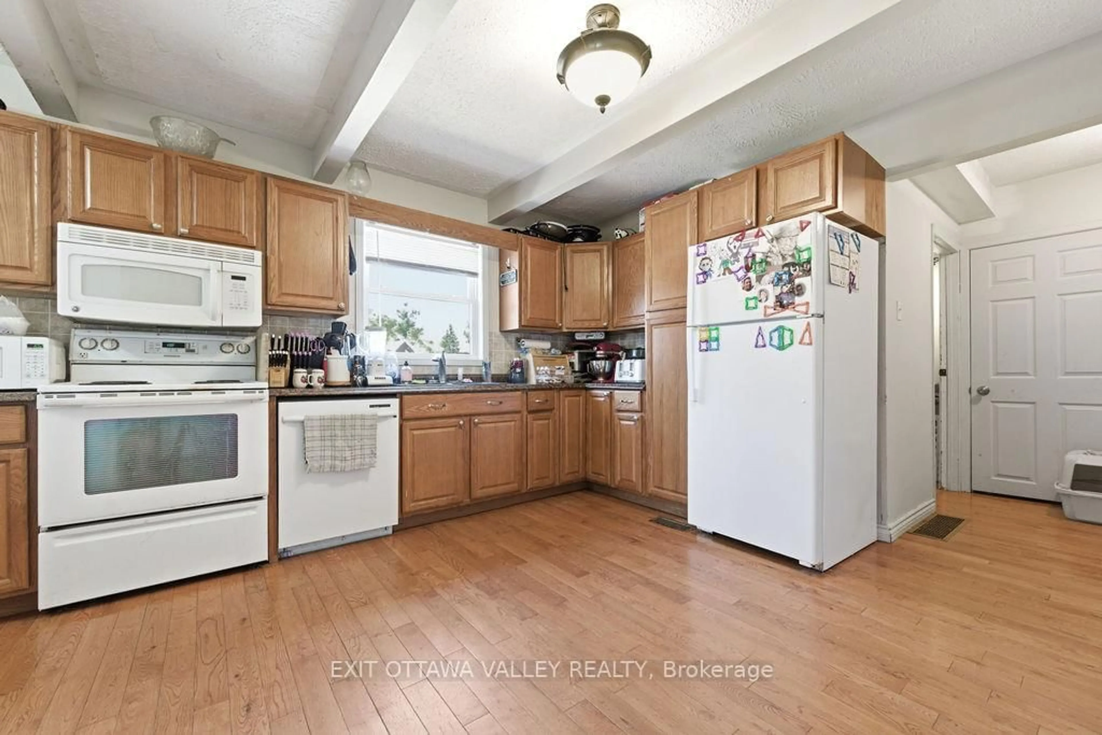 Standard kitchen, unknown for 341 Craig St, Pembroke Ontario K8A 3S7
