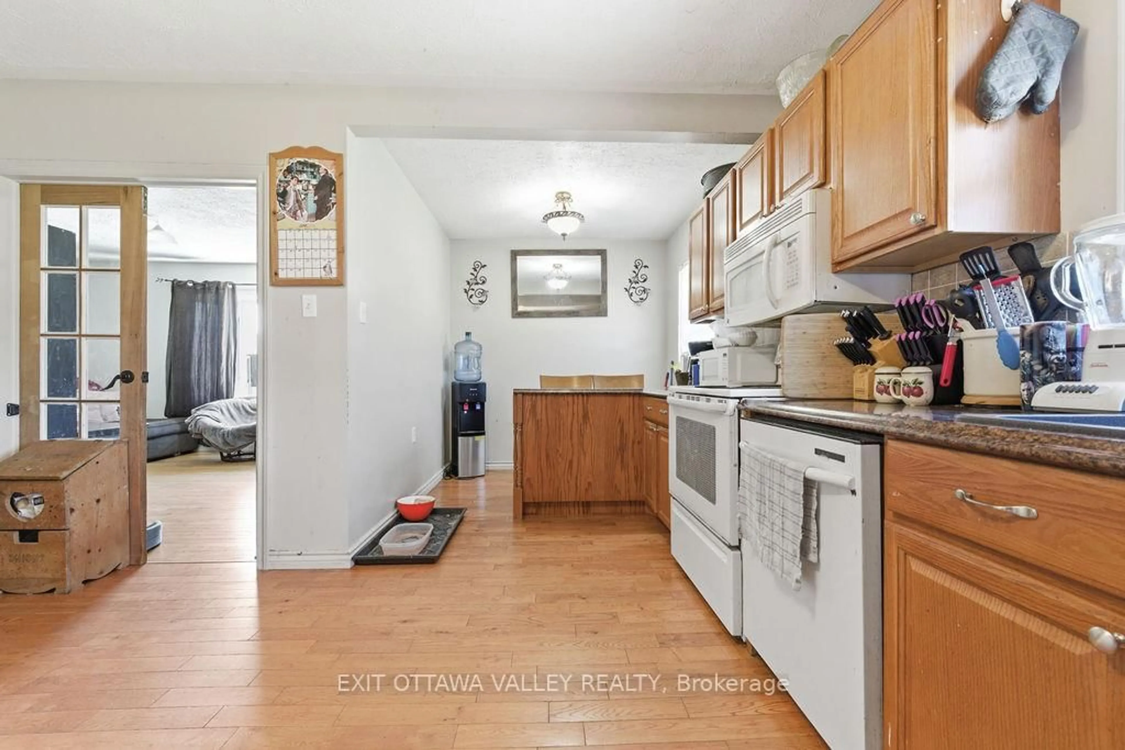 Standard kitchen, unknown for 341 Craig St, Pembroke Ontario K8A 3S7