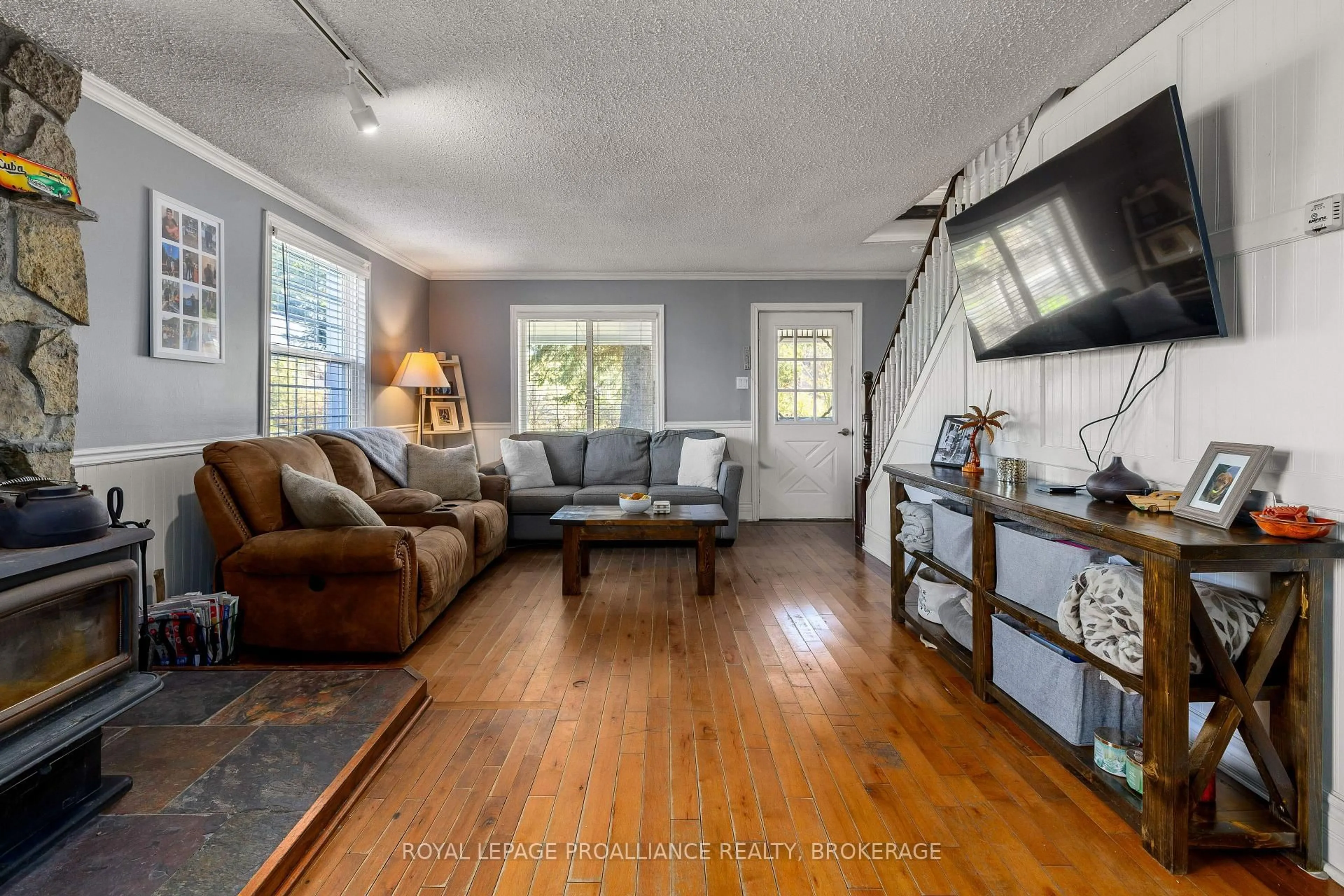 Living room with furniture, unknown for 6045 Verona St, Verona Ontario K0H 2W0