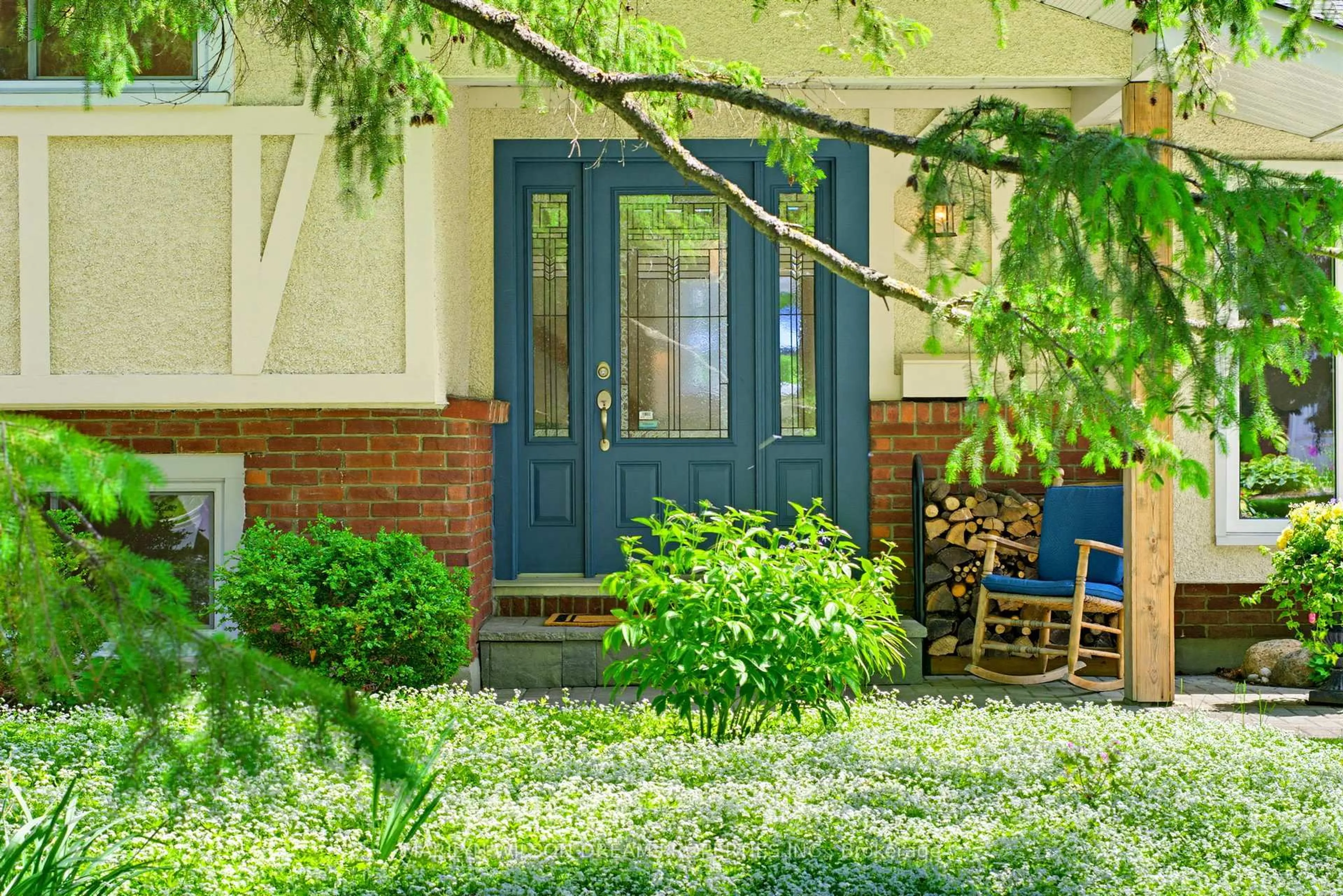Indoor entryway for 2030 Featherston Dr, Ottawa Ontario K1H 6P9