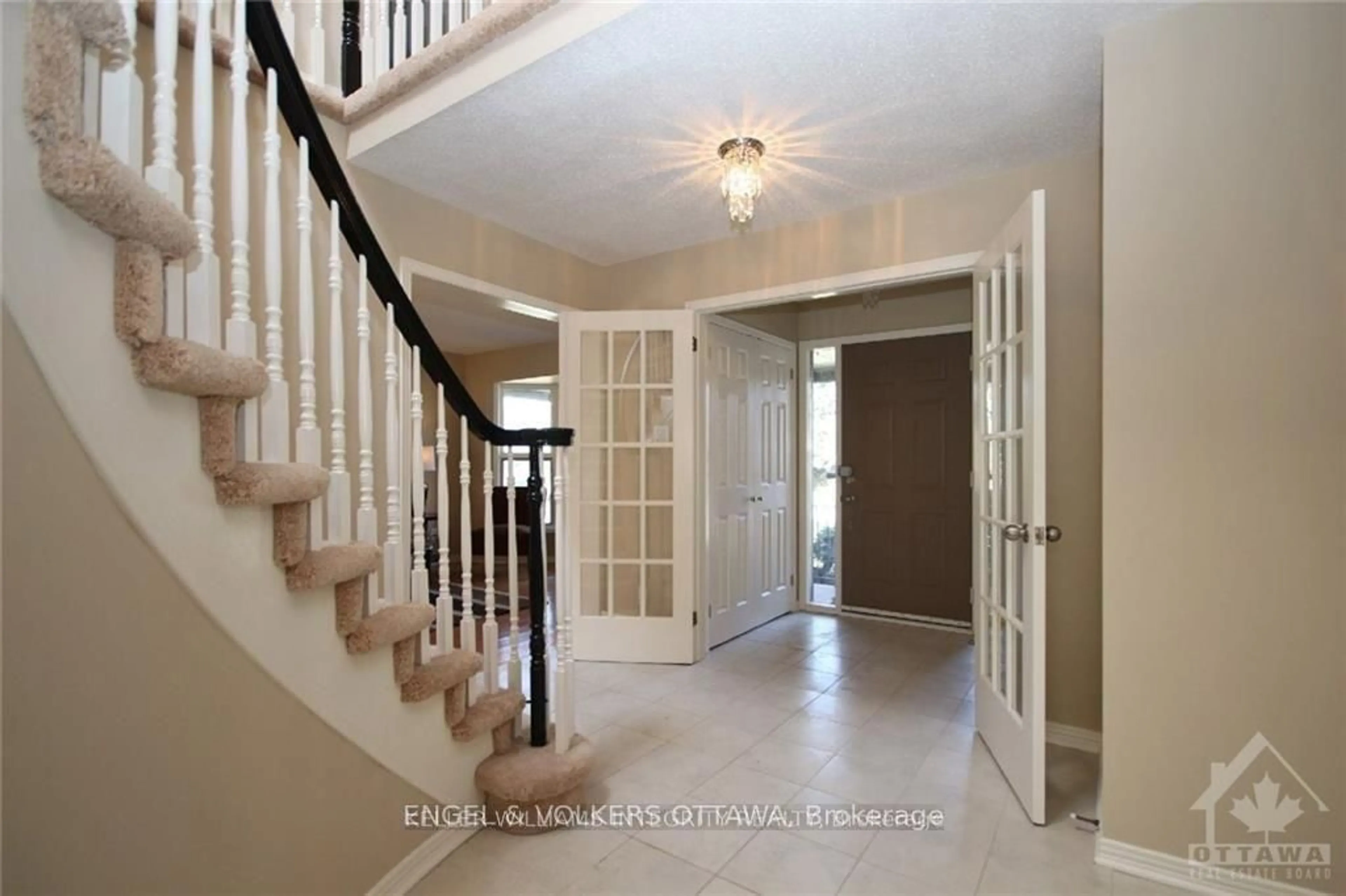 Indoor entryway for 28 COUNTRY CLUB Dr, Ottawa Ontario K1V 9Y5