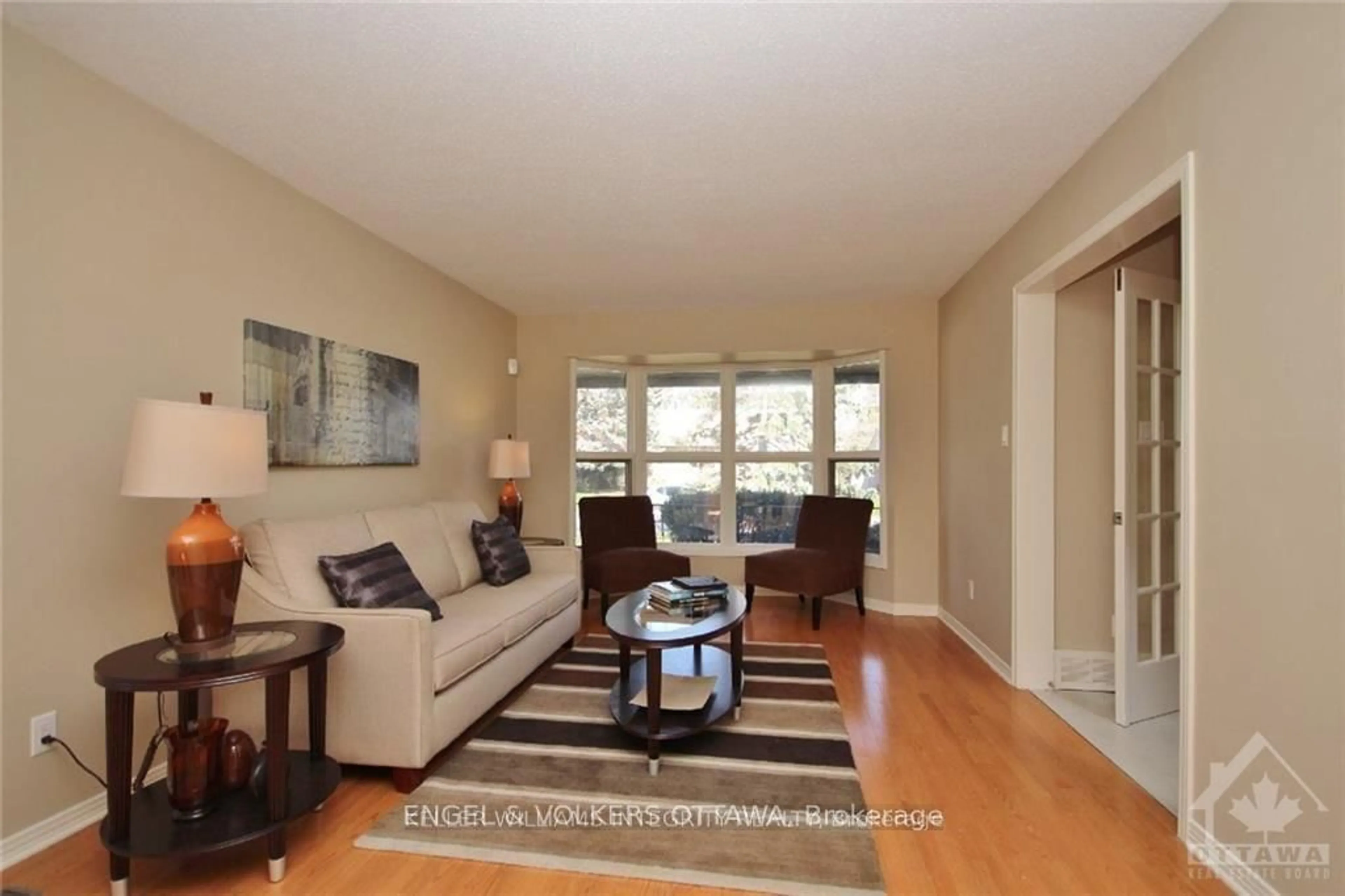 Living room with furniture, unknown for 28 COUNTRY CLUB Dr, Ottawa Ontario K1V 9Y5