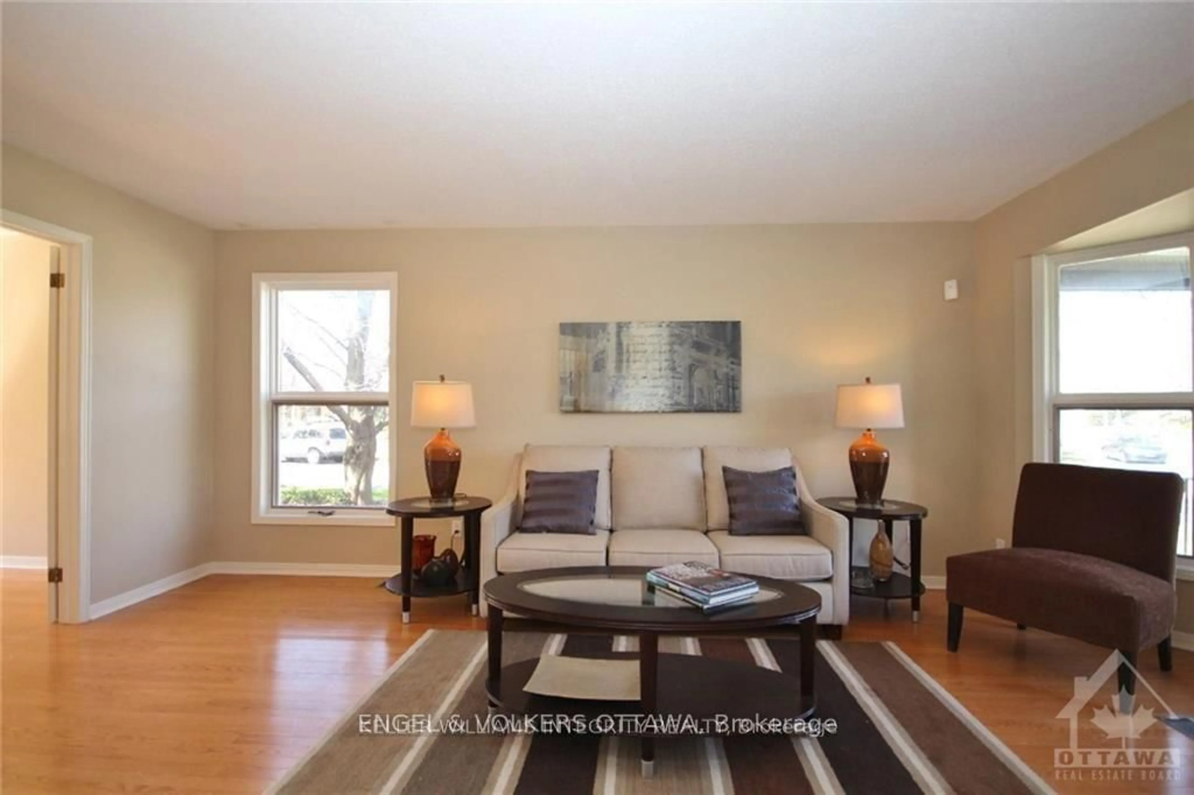Living room with furniture, wood/laminate floor for 28 COUNTRY CLUB Dr, Ottawa Ontario K1V 9Y5