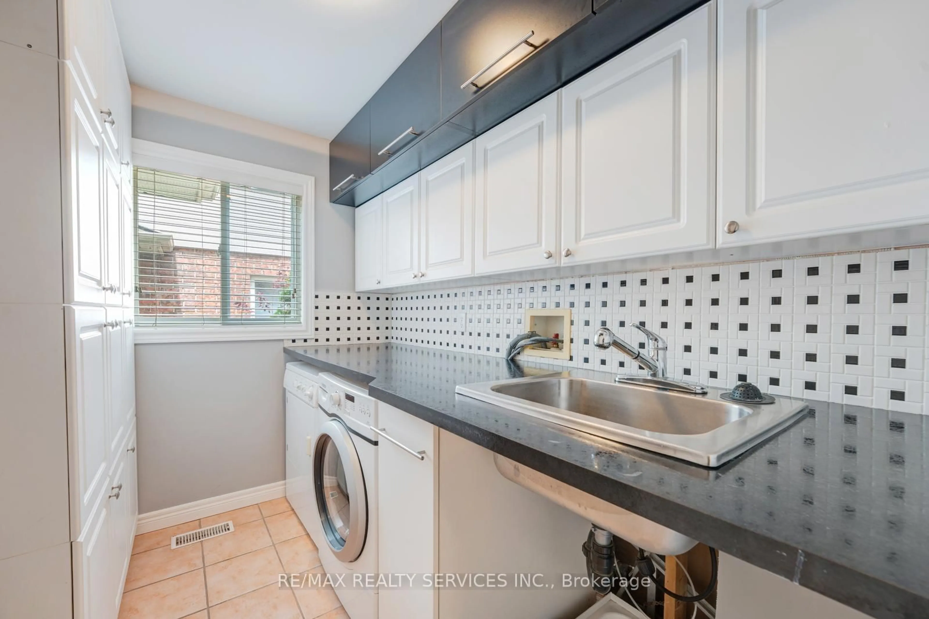 Laundry room for 444 Lausanne Cres, Waterloo Ontario N2T 2X4