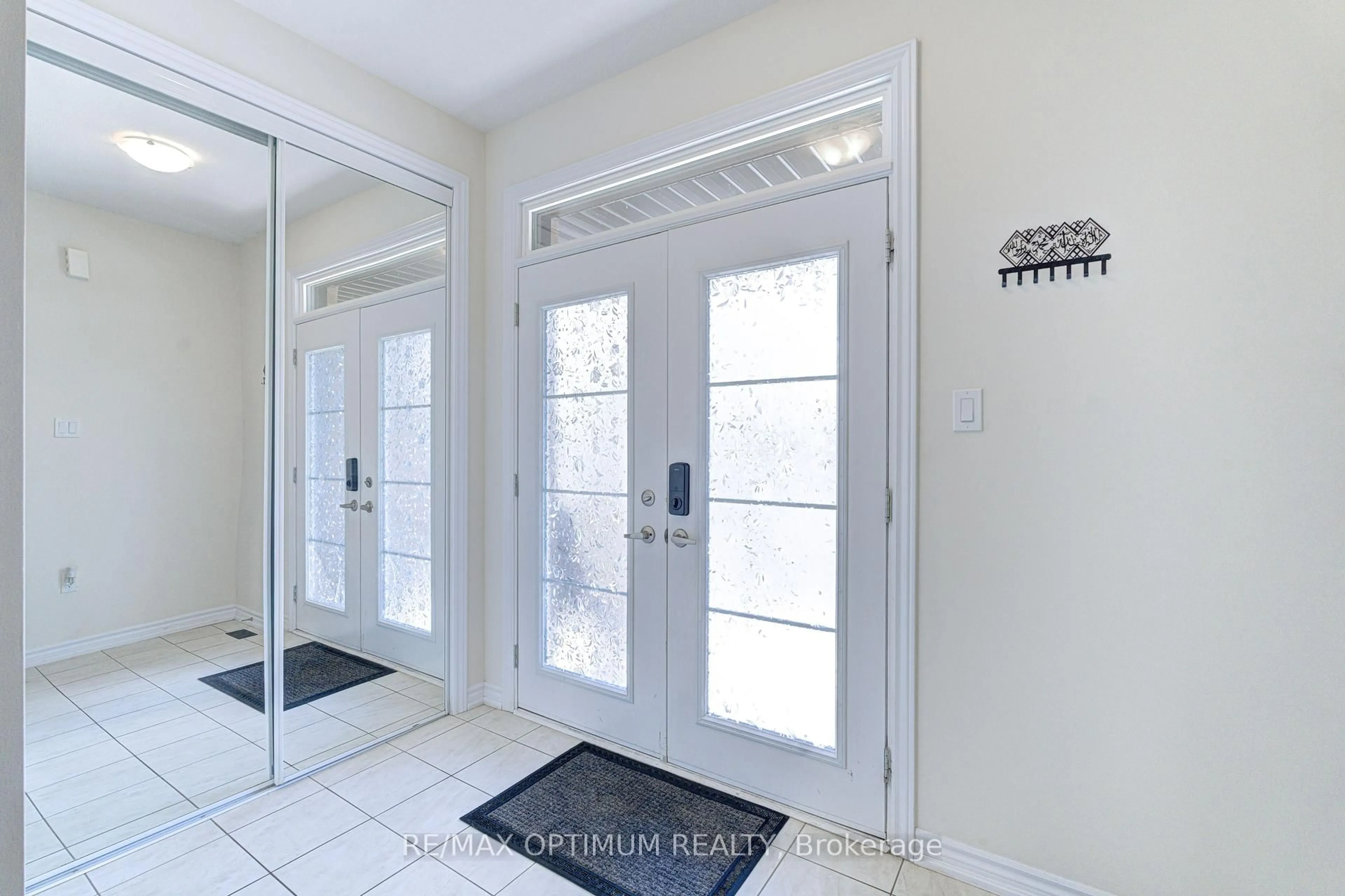 Indoor entryway for 515 Barker Pkwy, Thorold Ontario L2V 0K1