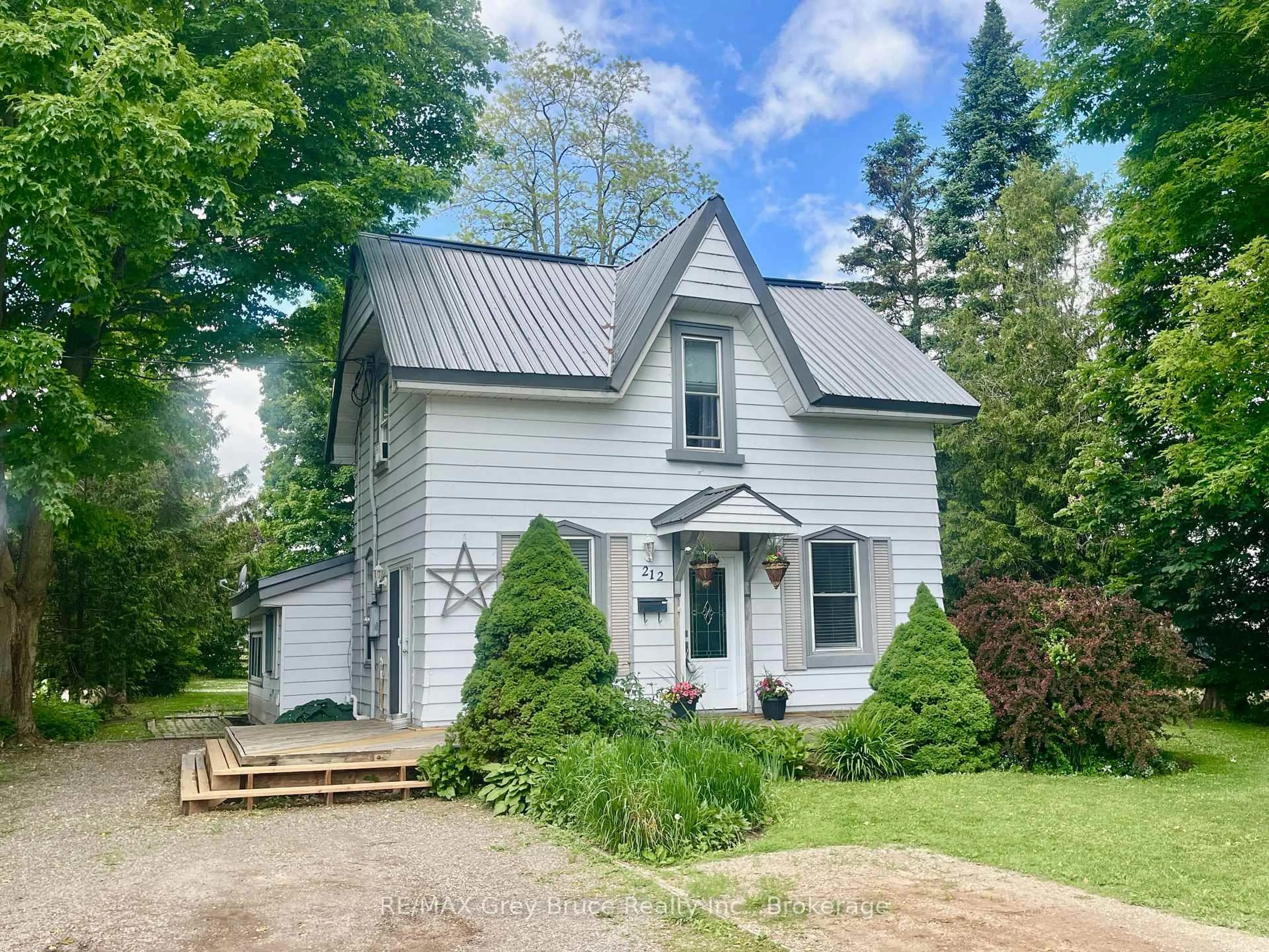 A pic from outside/outdoor area/front of a property/back of a property/a pic from drone, street for 212 Yonge St, Arran-Elderslie Ontario N0H 2N0