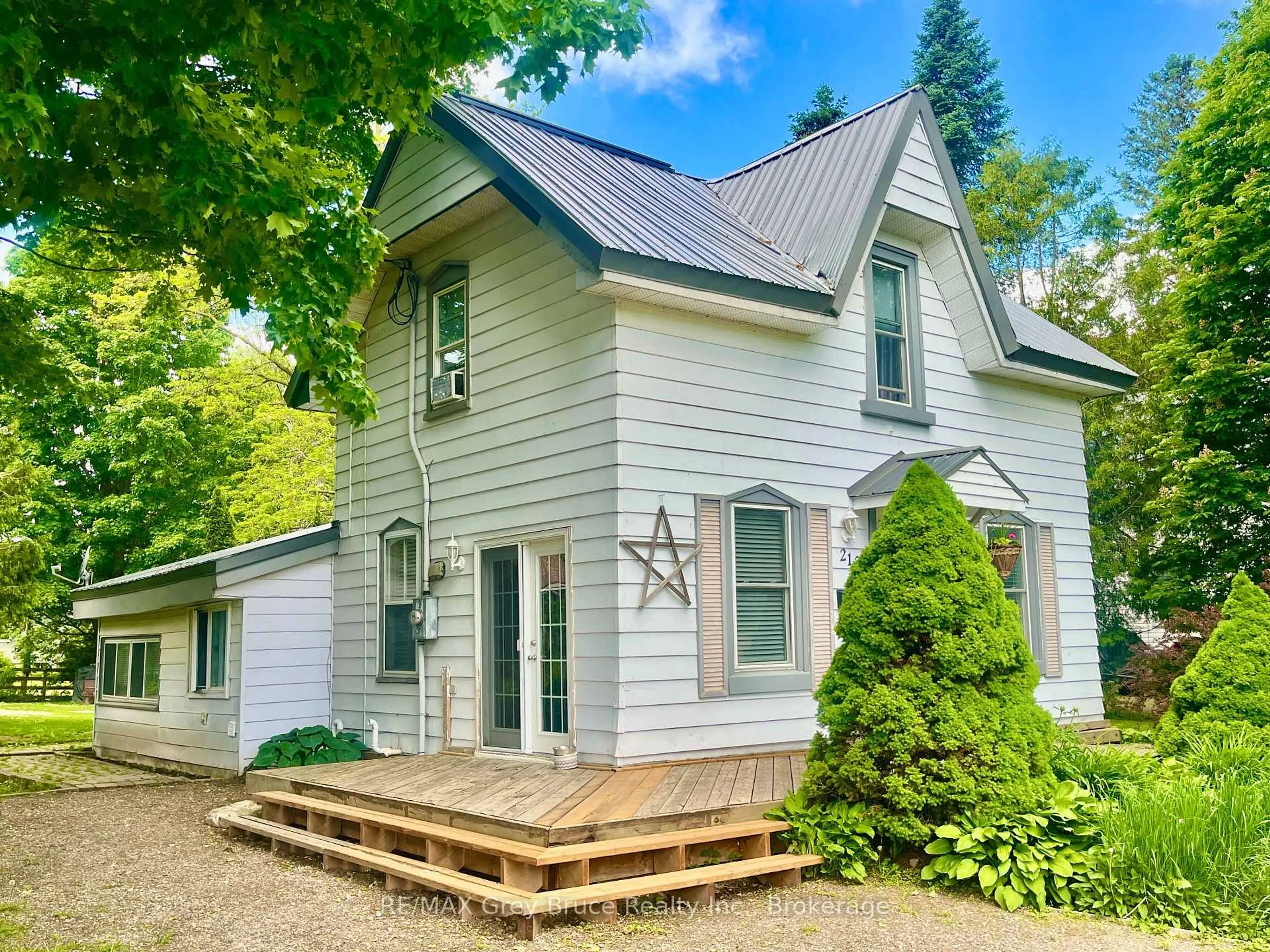 Home with vinyl exterior material, unknown for 212 Yonge St, Arran-Elderslie Ontario N0H 2N0
