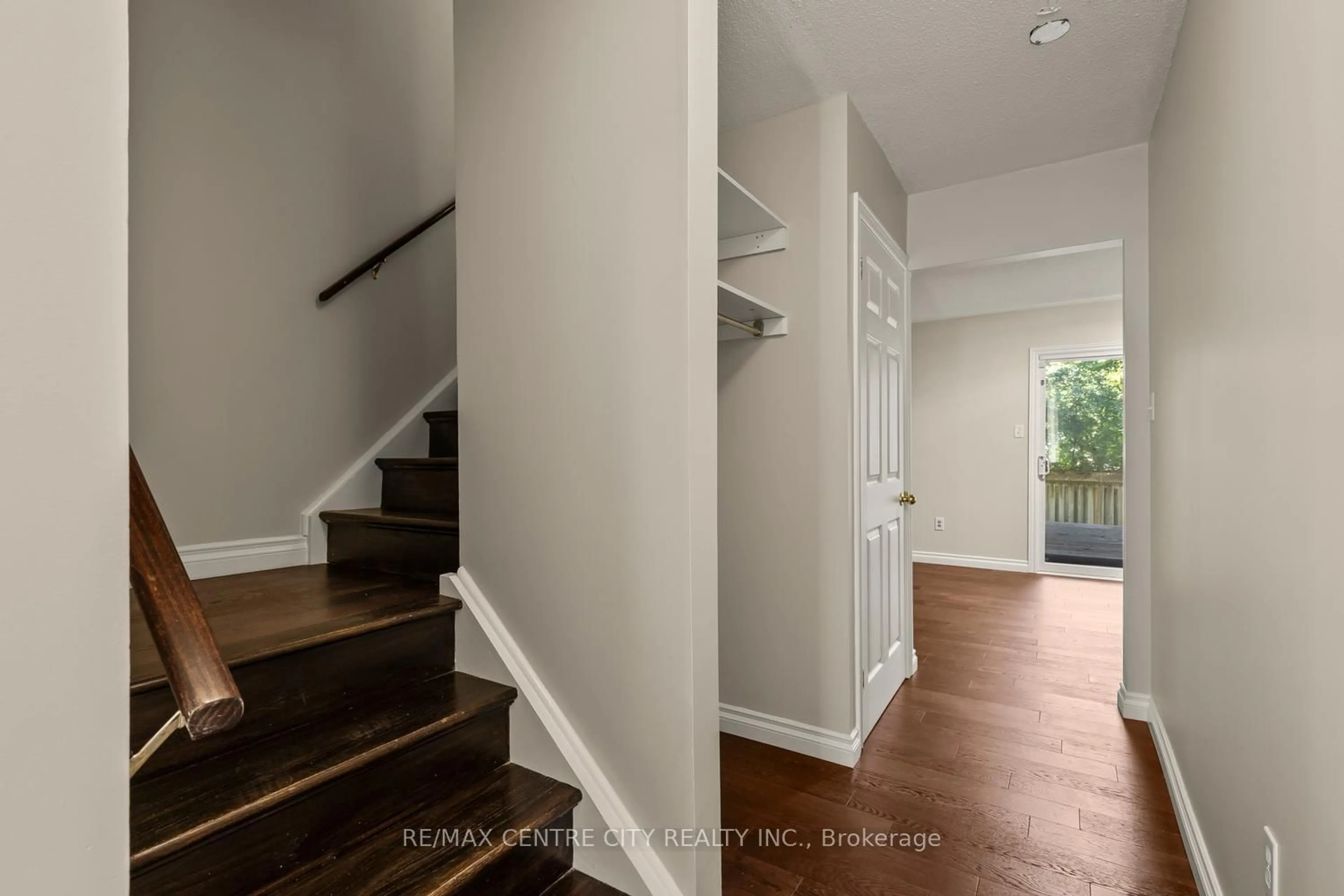 Indoor entryway for 9 Ailsa Pl #42, London South Ontario N5Z 4Z6