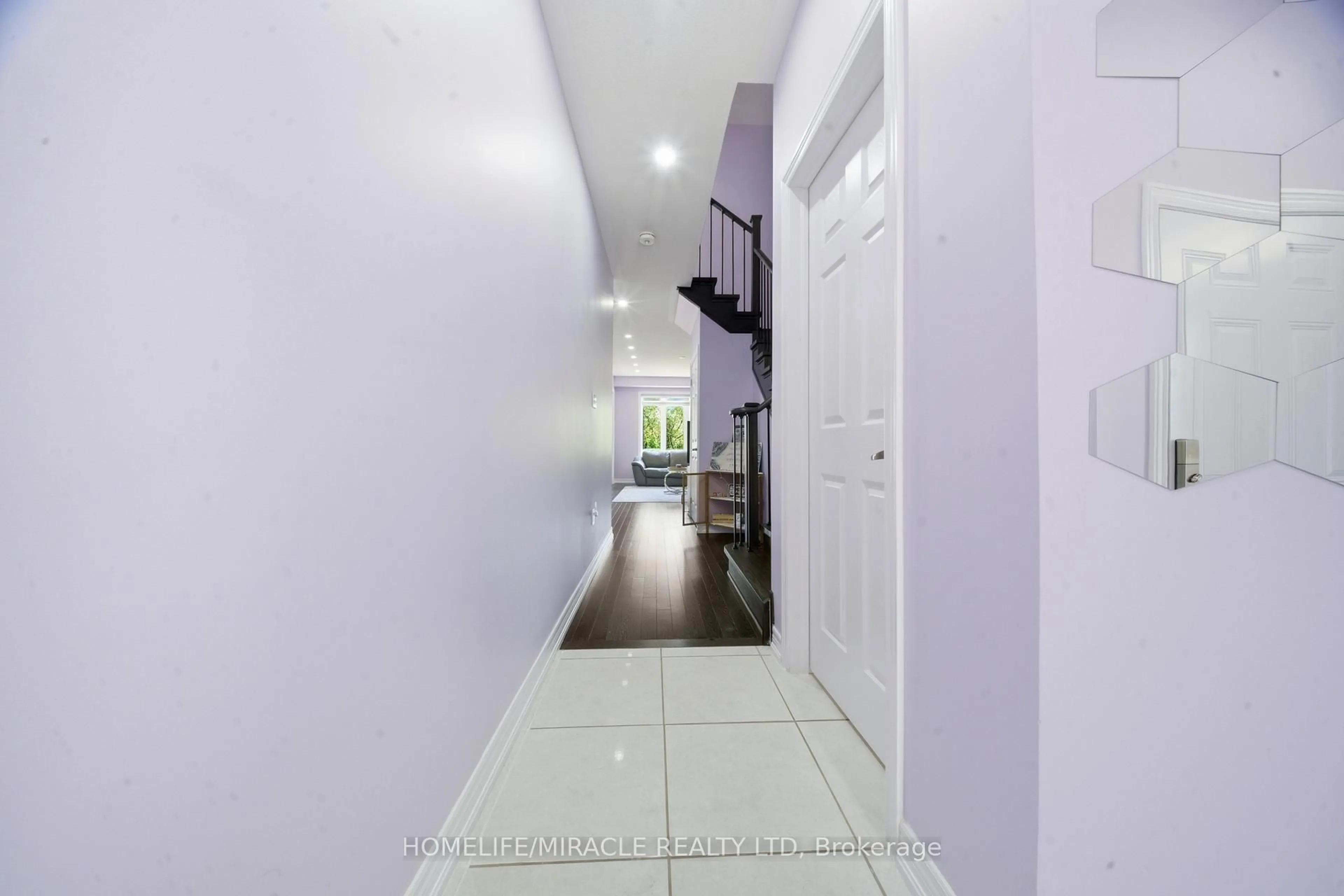 Indoor foyer for 166 DEERPATH Dr #32, Guelph Ontario N1K 0E2