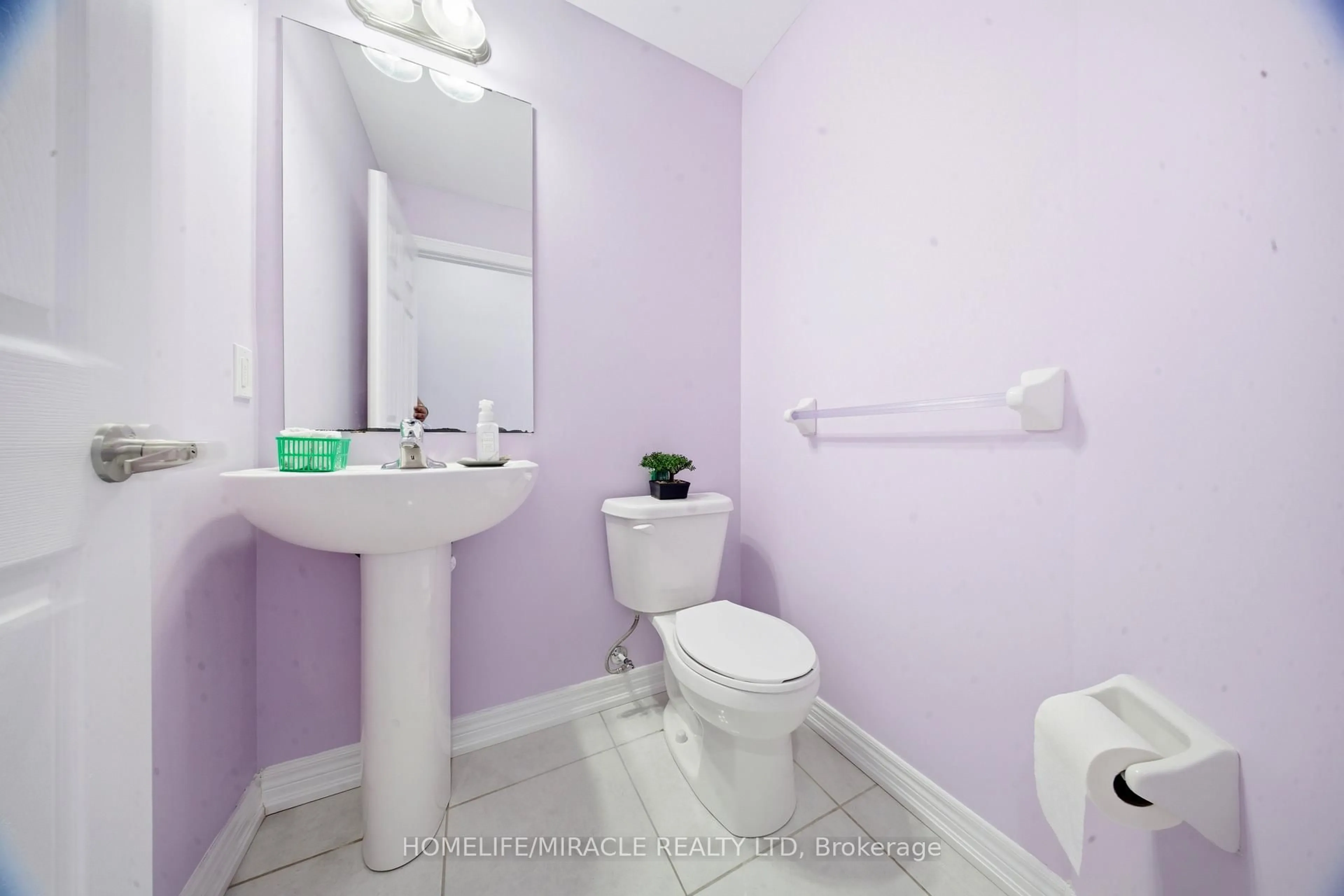 Standard bathroom, unknown for 166 DEERPATH Dr #32, Guelph Ontario N1K 0E2