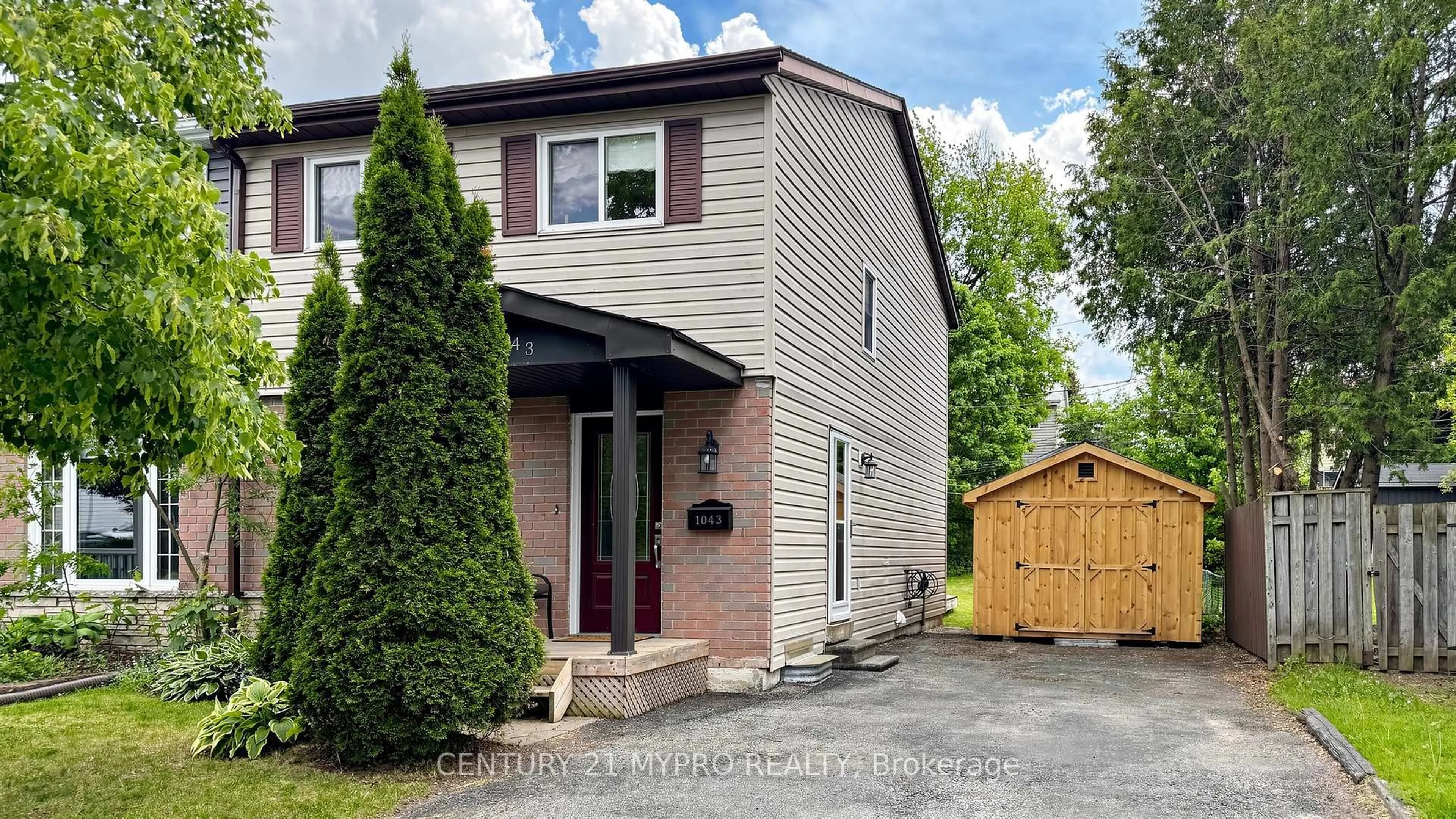 Home with brick exterior material, street for 1043 12TH St, Owen Sound Ontario N4K 5V4