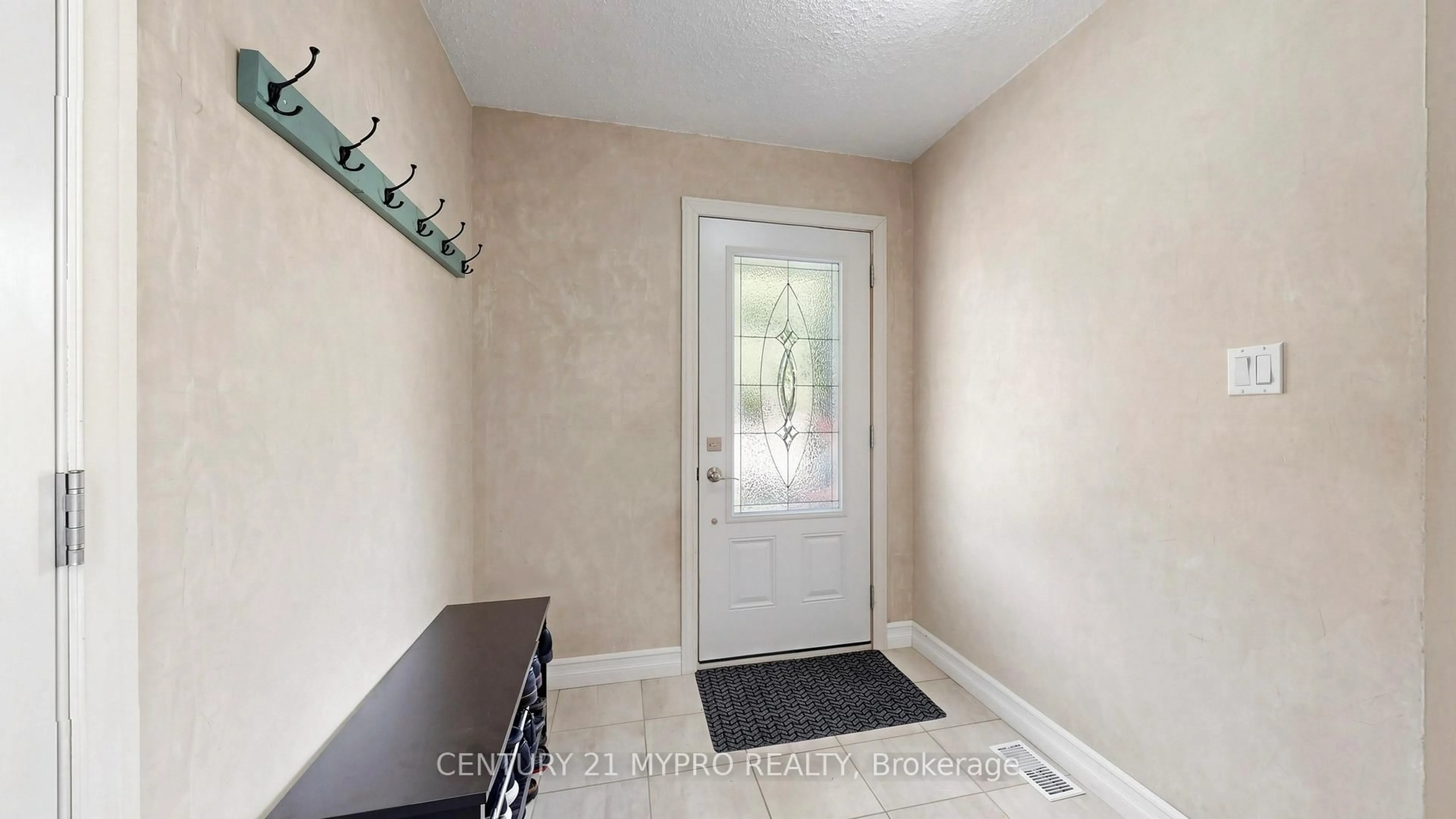 Indoor entryway for 1043 12TH St, Owen Sound Ontario N4K 5V4