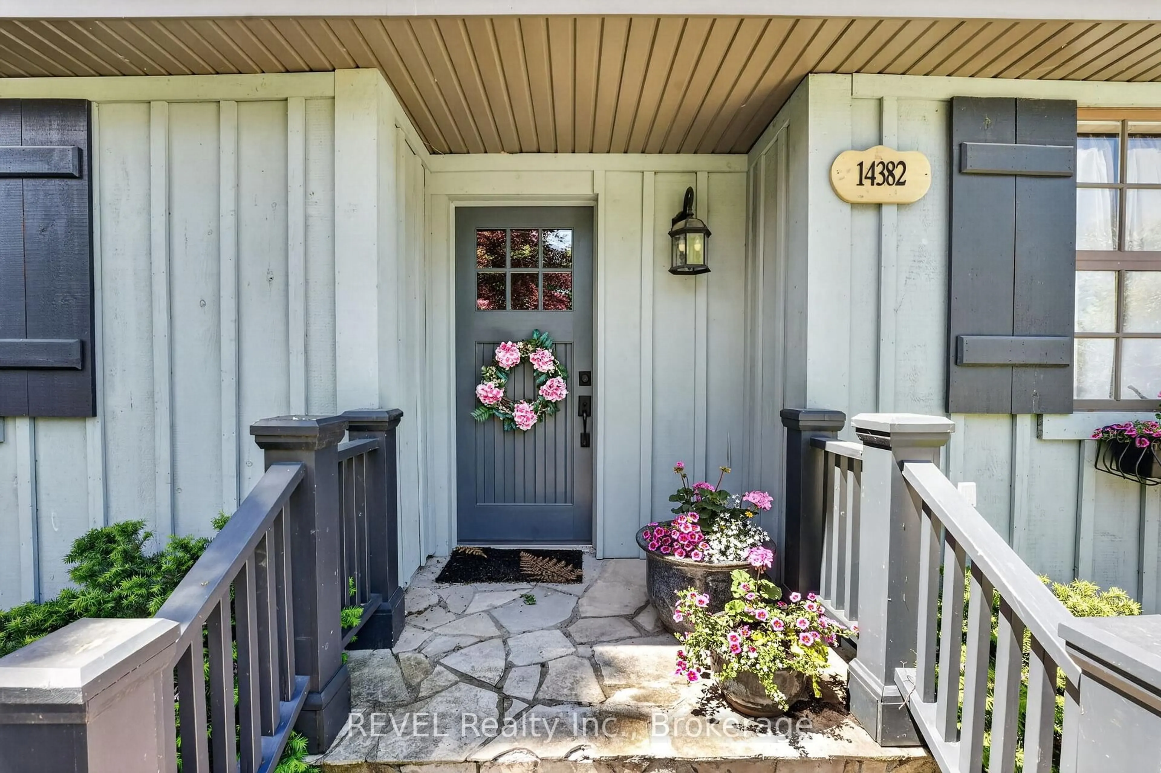 Indoor entryway for 14382 Niagara River Pkwy, Niagara-on-the-Lake Ontario L0S 1J0