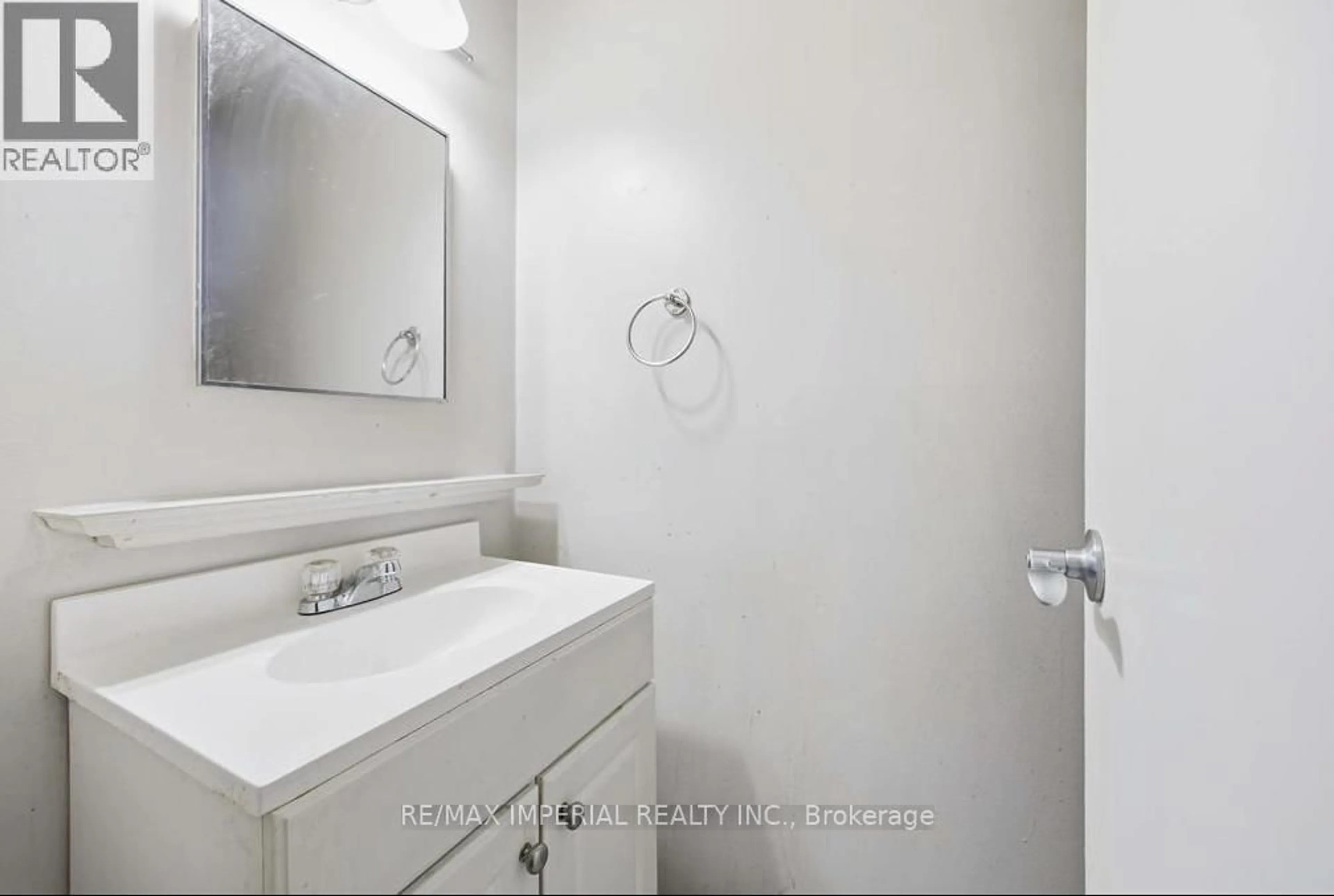 Standard bathroom, ceramic/tile floor for 42 Hampton Ave #301, Sarnia Ontario N7S 4Z2