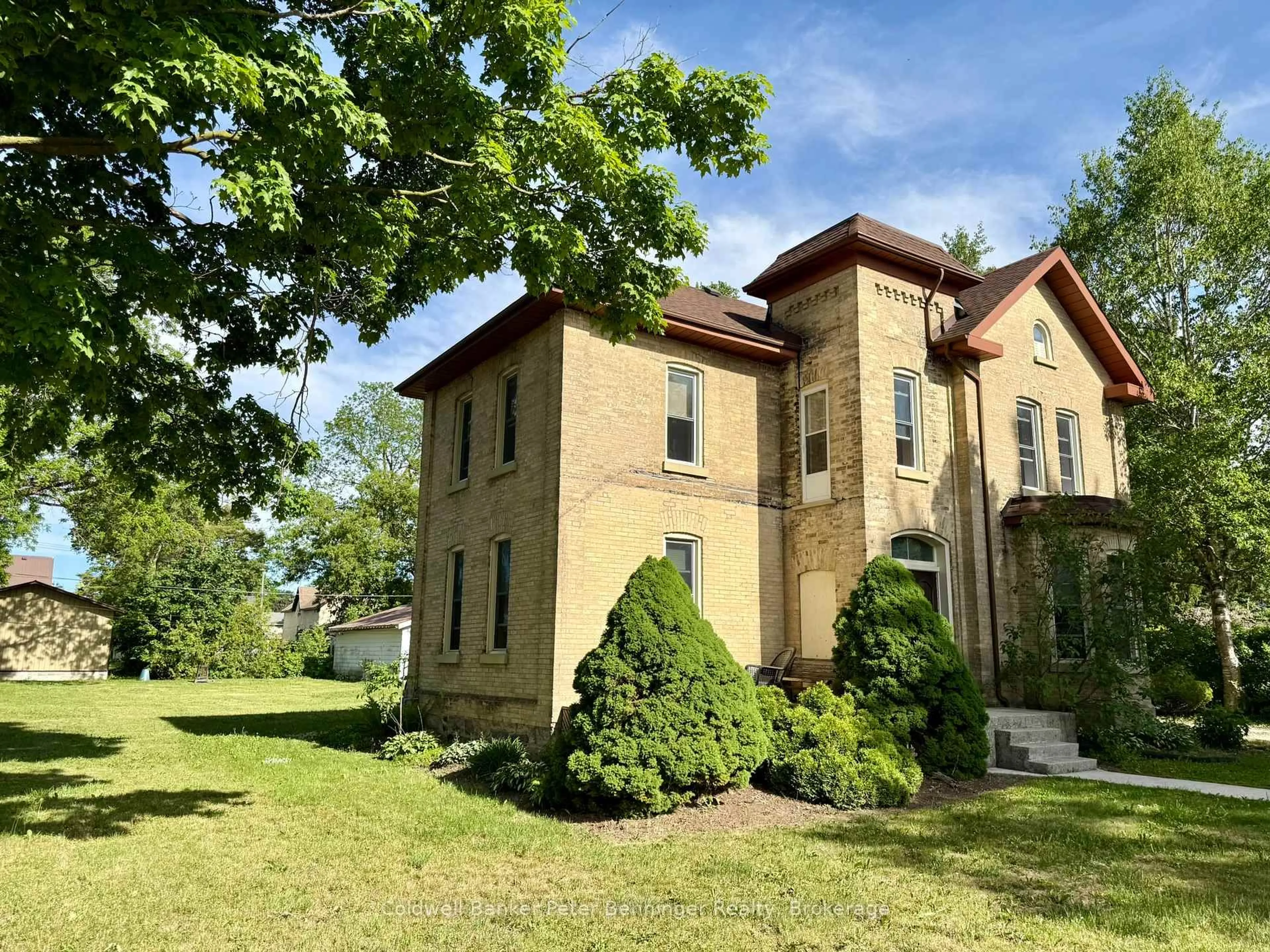 A pic from outside/outdoor area/front of a property/back of a property/a pic from drone, building for 612 Colborne St, Brockton Ontario N0G 2V0