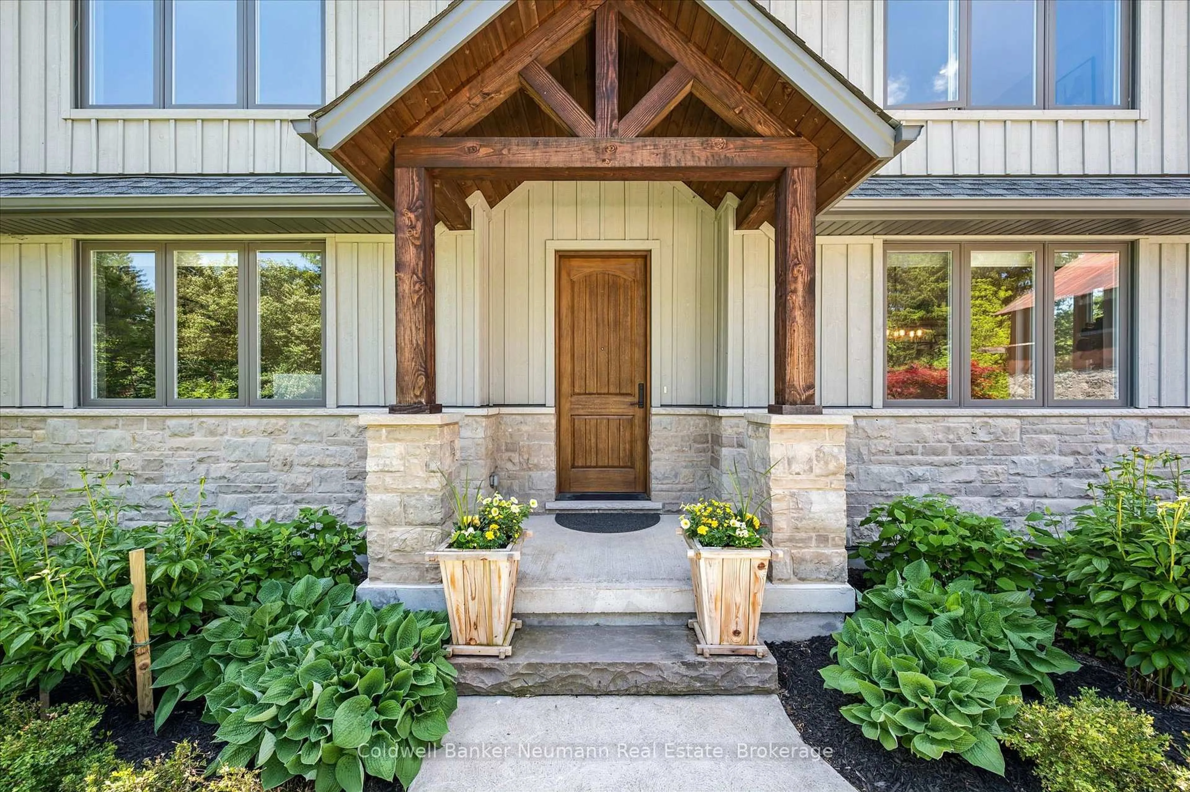 Indoor entryway for 839 Watson St, Puslinch Ontario N0B 1C0