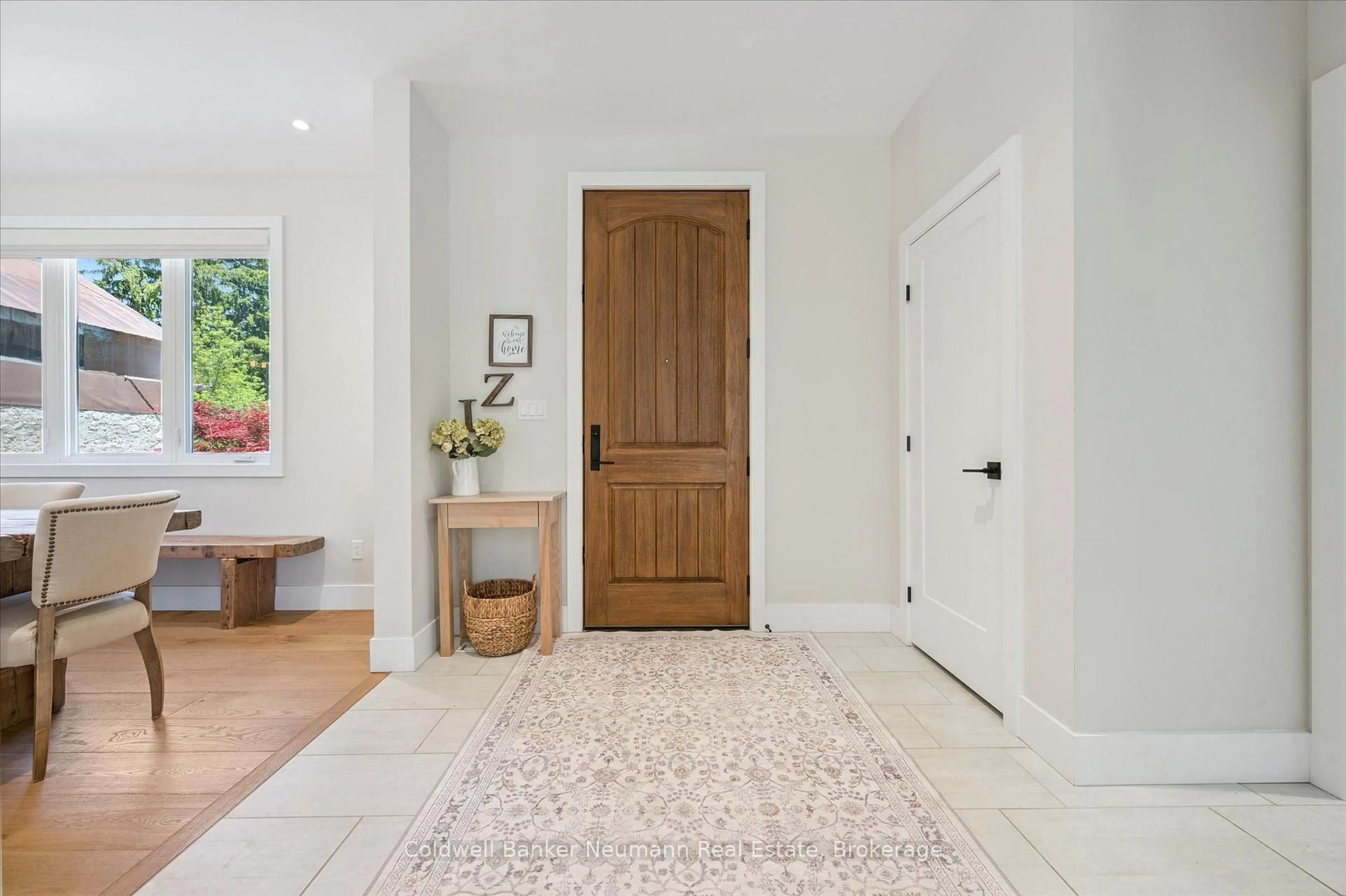 Indoor entryway for 839 Watson St, Puslinch Ontario N0B 1C0